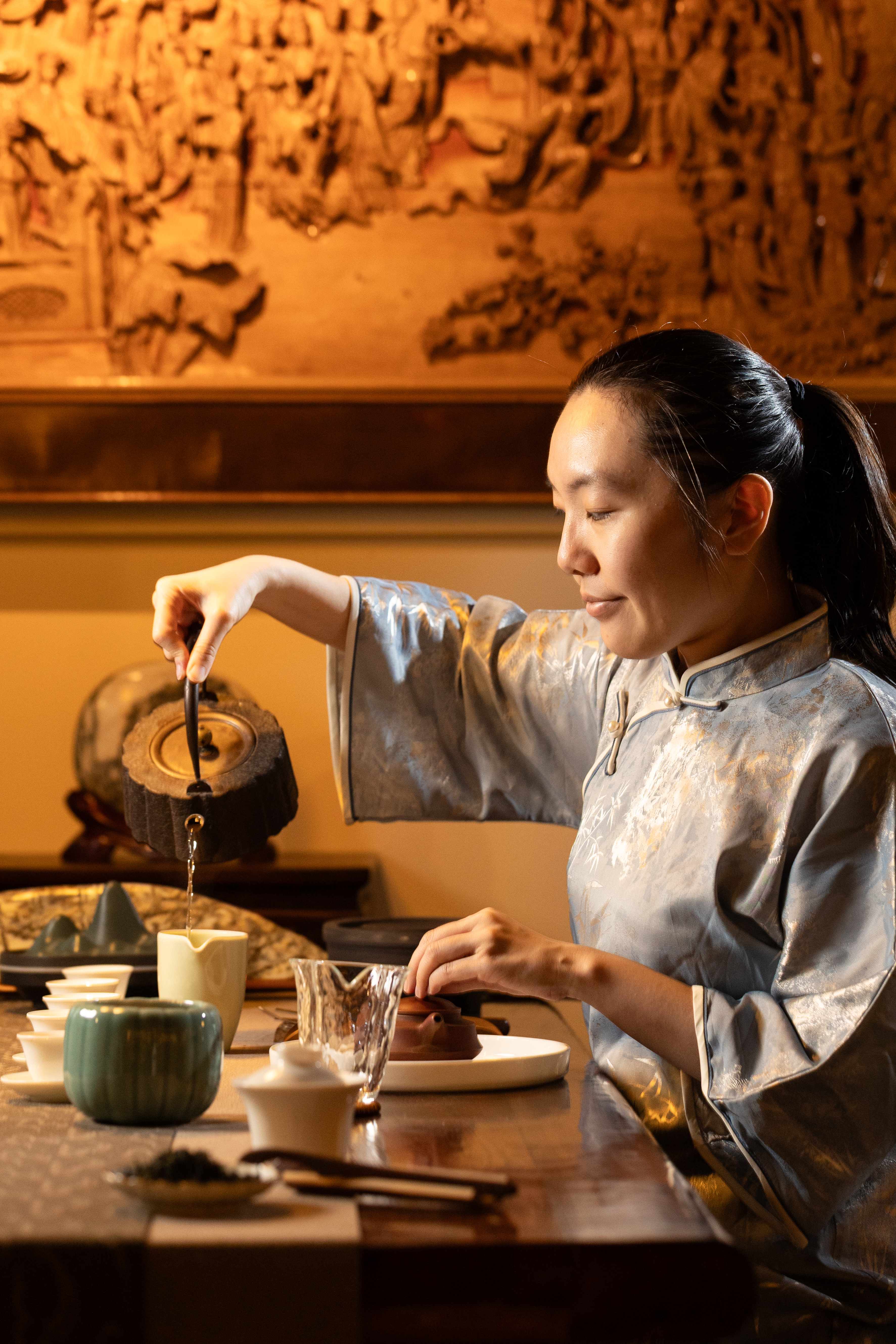 店內的專業茶師會在客人點單後，現場沖泡好茶。
