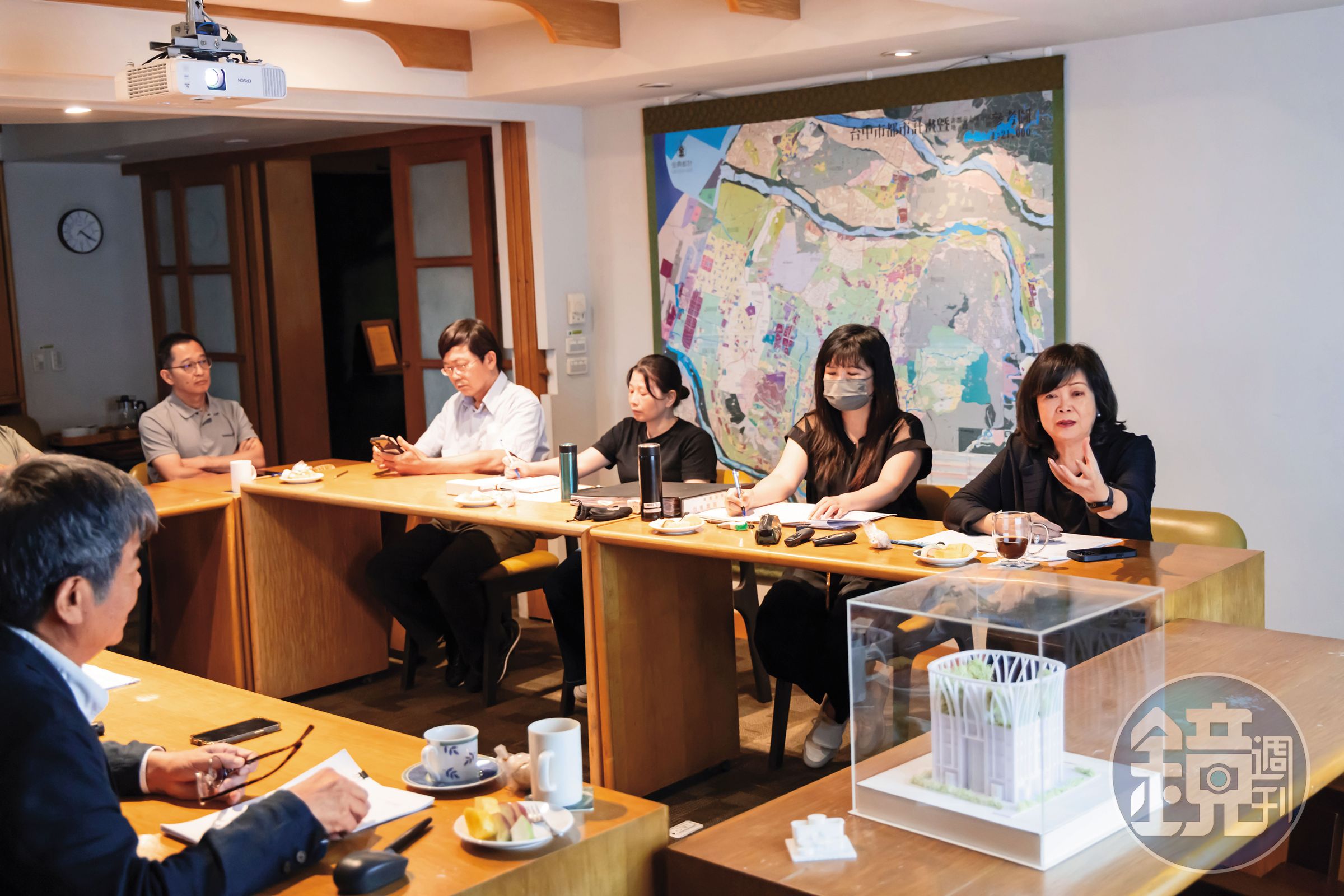 張麗莉(右)計畫在水湳經貿園區打造龍寶建設總部,請到建築師戴育澤(左)規劃。