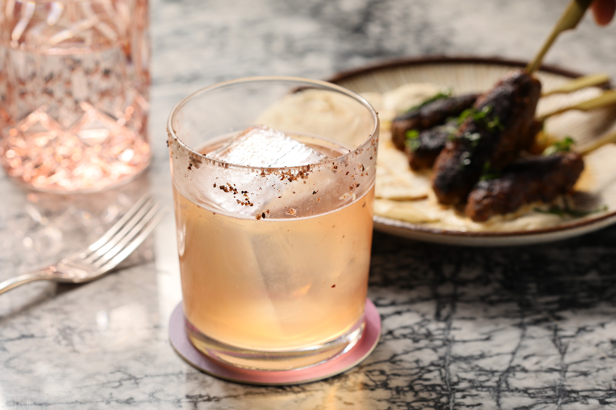 「Desperado」以龍舌蘭酒為基底，加入特吉拉、梅茲卡爾、獵人菲奈特改良藥草酒、龍舌蘭蜜、青花椒、西瓜等調味，是一杯喝起來帶有西瓜與清爽風味瑪格麗特的變化版。（港幣160元／杯）