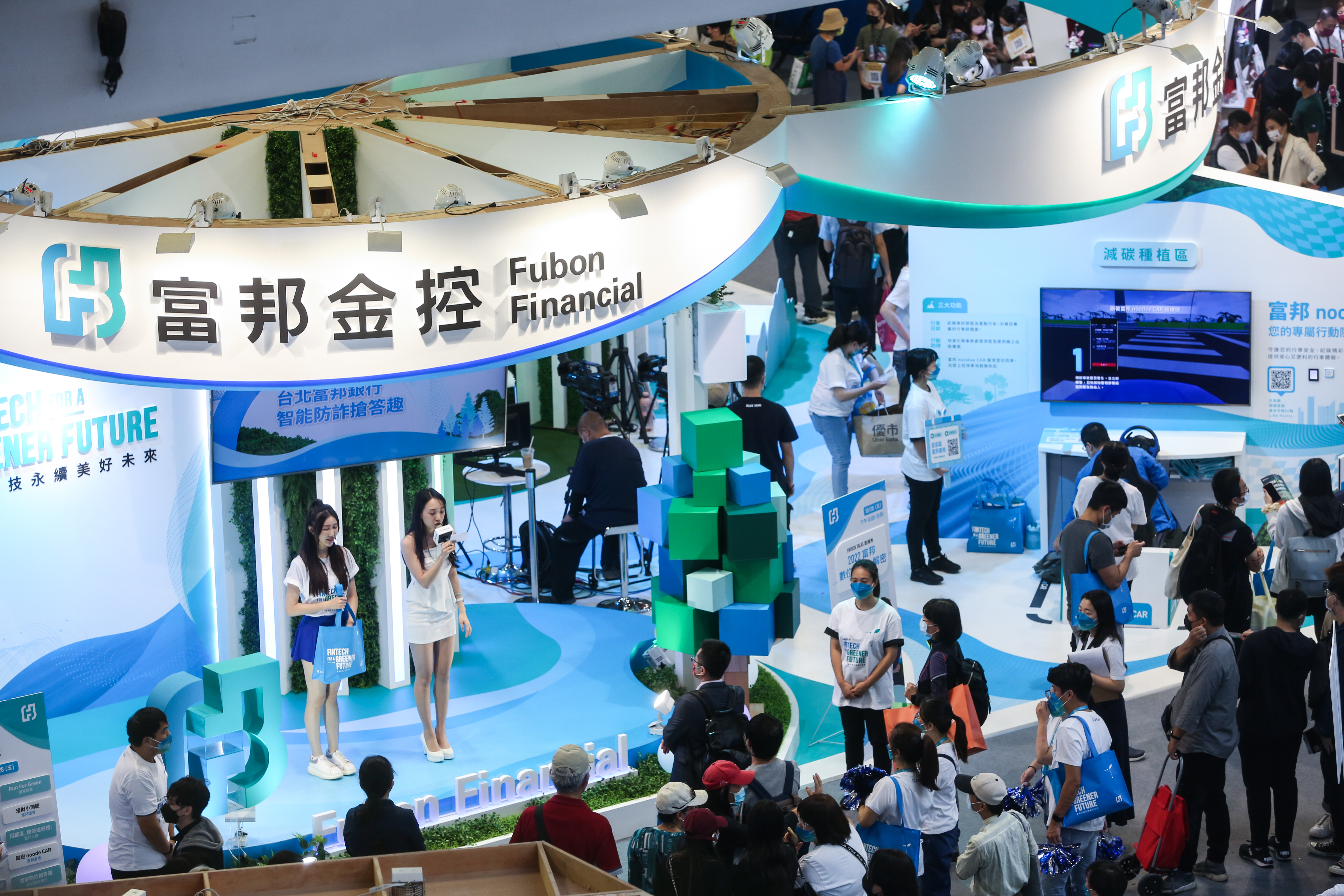 今年市場投資熱度升高,金融業利差與投資收益表現亮眼。