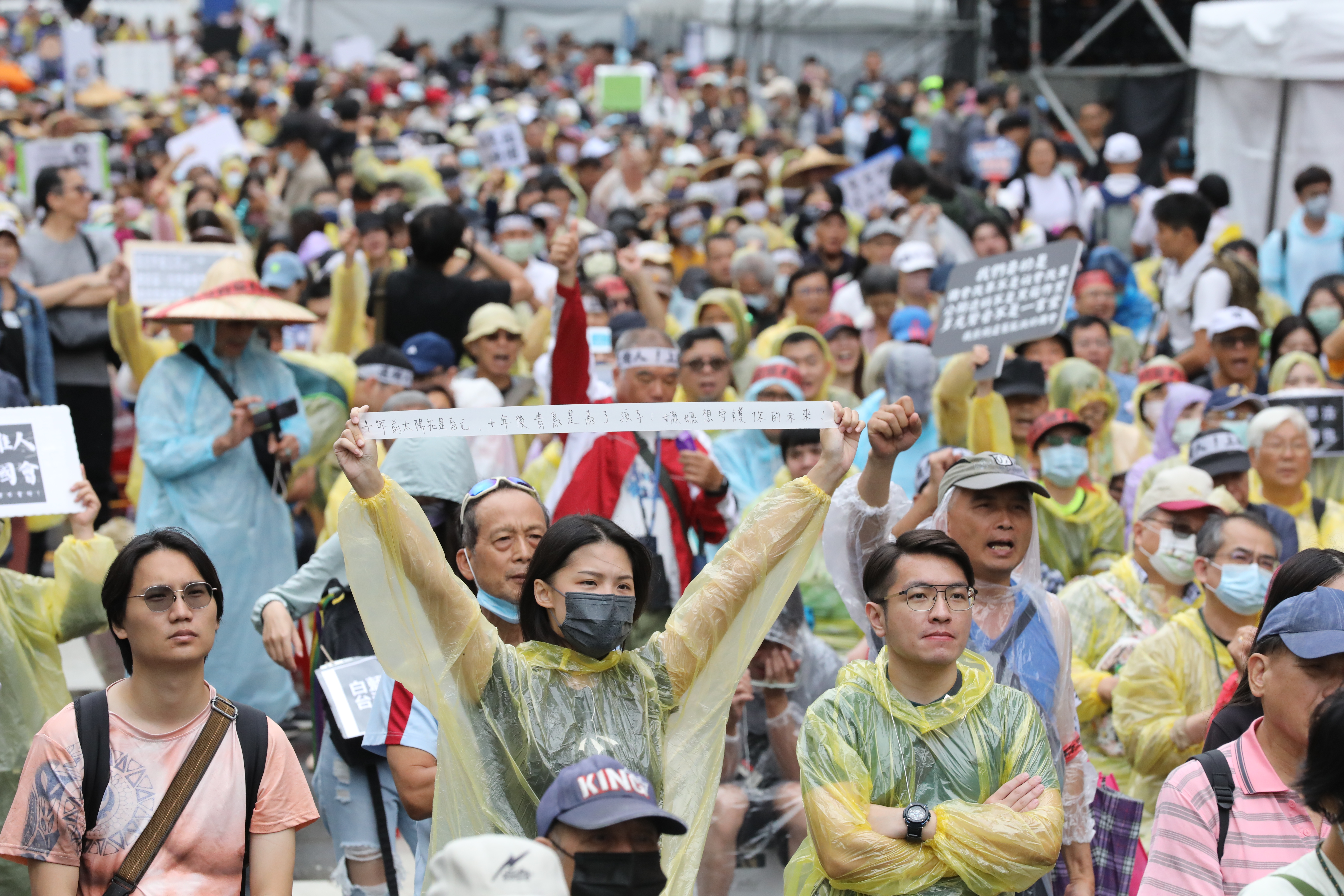 內政部警政署長張榮興今天備詢時多次強調，警察執行群眾活動勤務時，會維持秩序，但絕對不會用手機定位群眾。