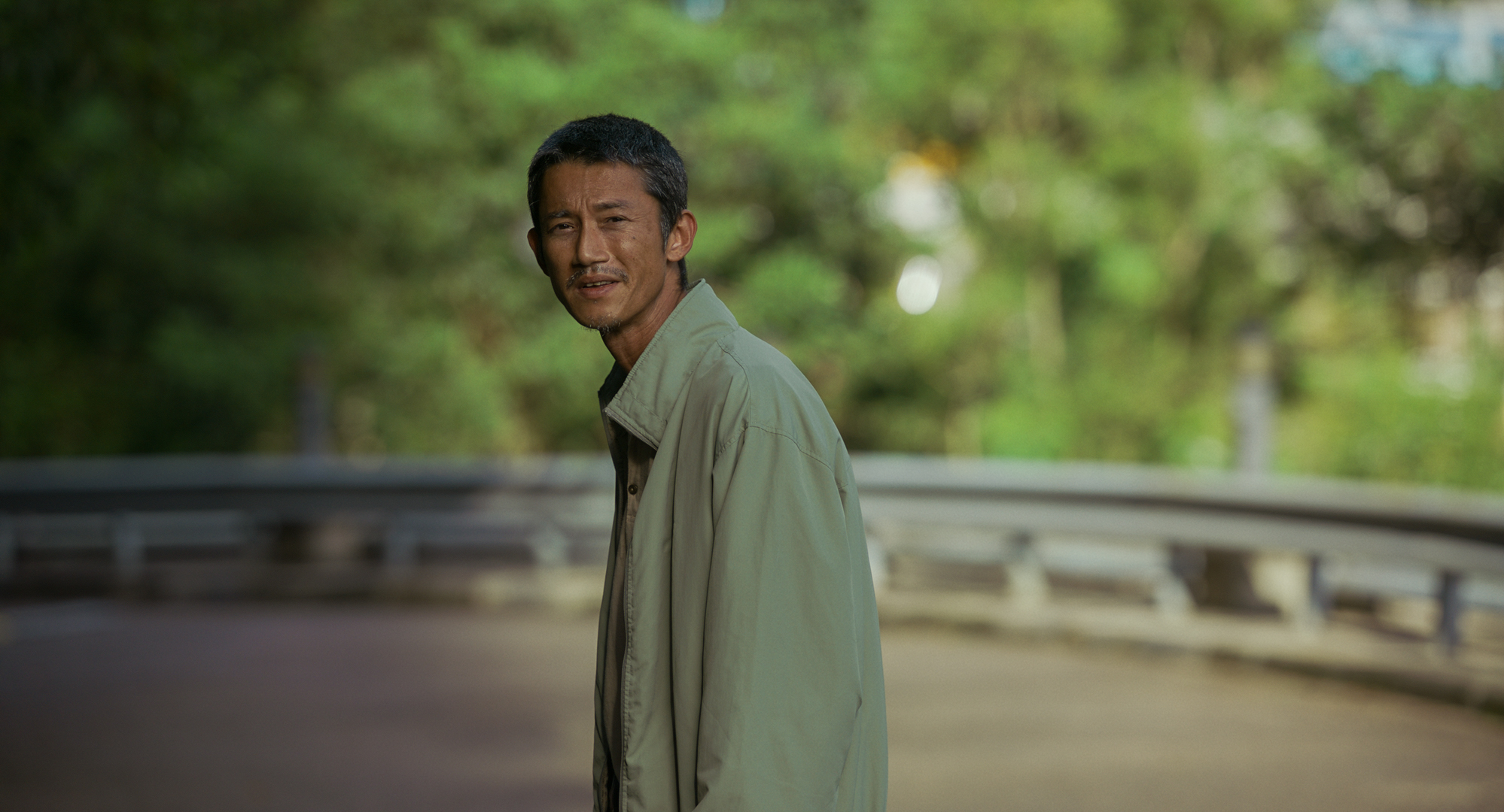 吳慷仁探望女兒最後離開回眸的一幕被網友封神,這也是祝紫嫣平時與家人聚會告別時常見的畫面,被她寫進電影裡。(甲上提供)