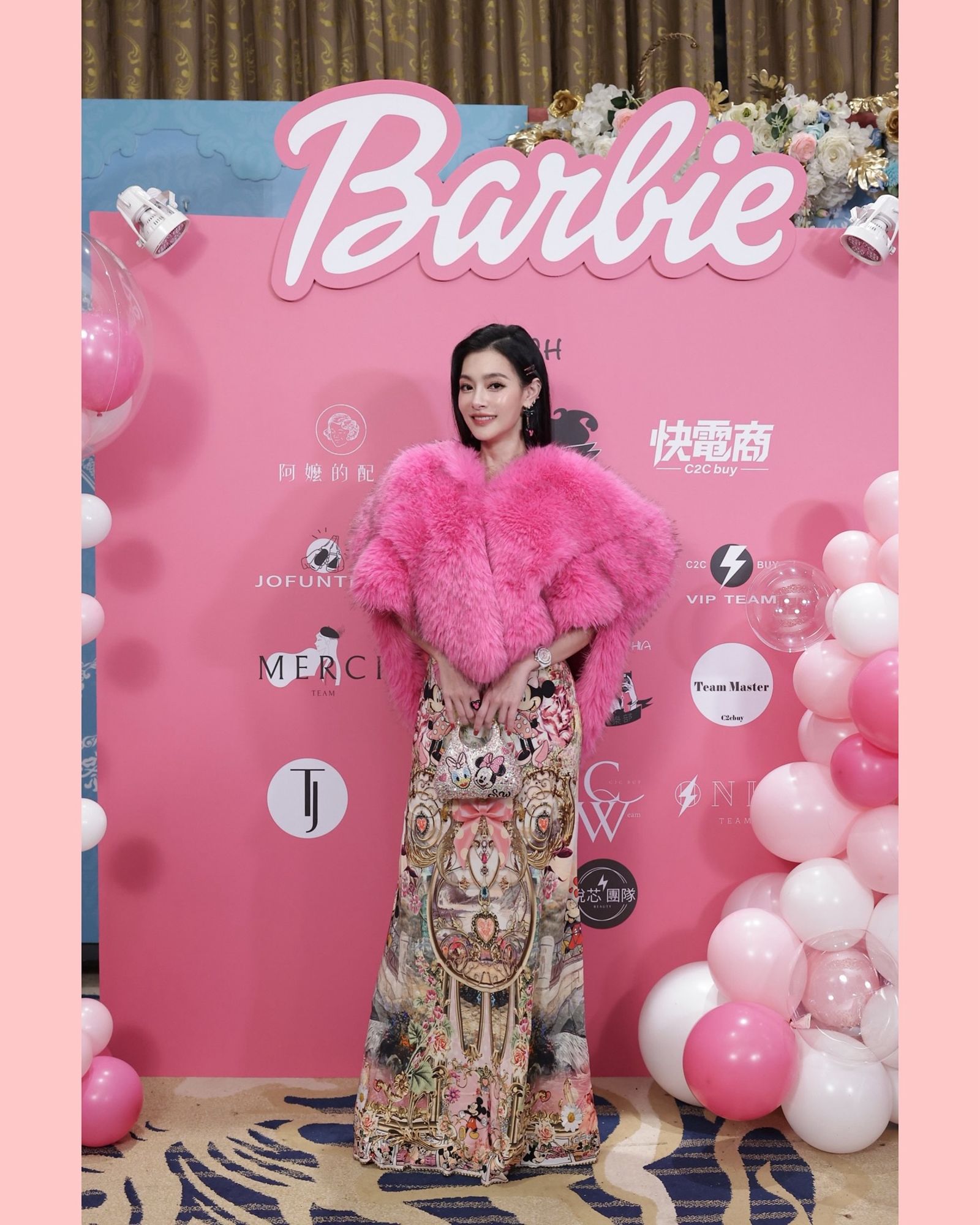王思佳陸續被爆拿假包及老公身份，而丟了代言工作。（翻攝自王思佳臉書）