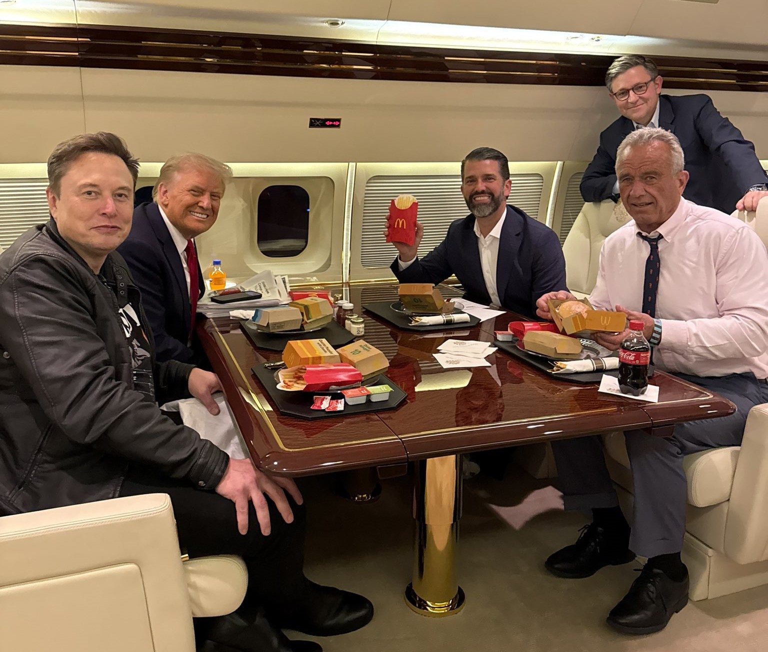 川普與馬斯克、小勞勃甘迺迪在私人飛機上大啖麥當勞。（翻攝自Instagram @donaldjtrumpjr）