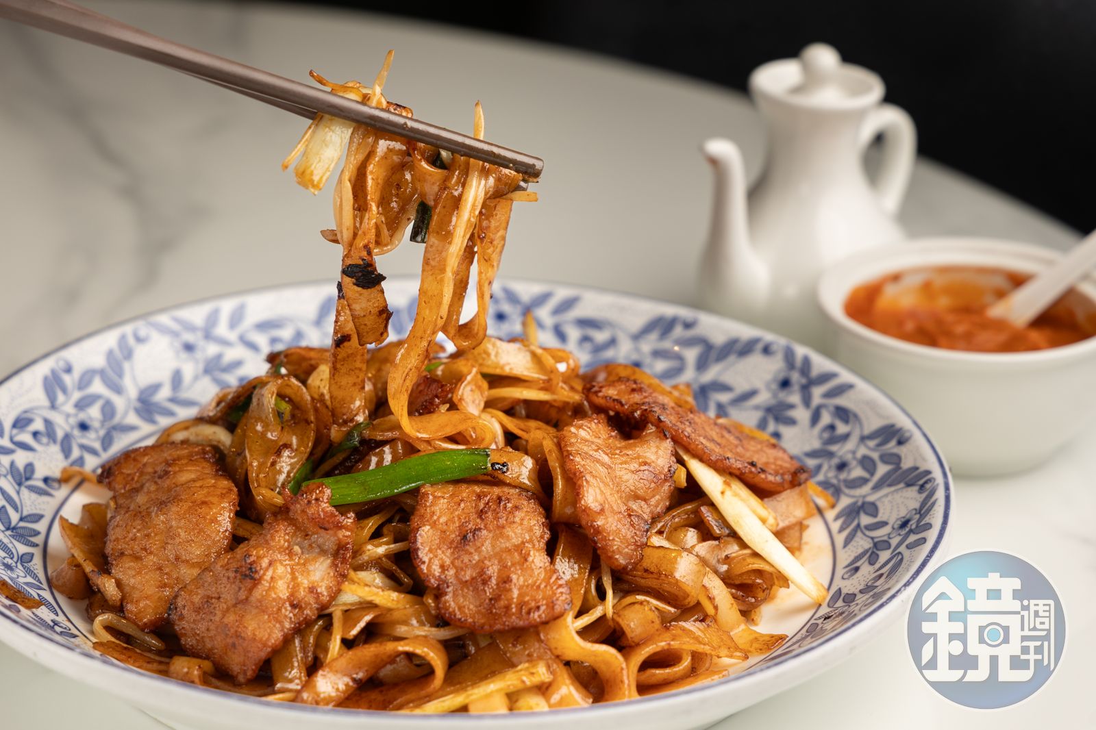 鑊氣十足的「乾炒牛河」，光是聞味道都讓人食指大動，醬汁均勻裹在米香濃郁的河粉上，牛肉、韭黃、芽菜、蔥段，每一樣都搭配得恰到好處。（港幣143元／份，約NT$537）