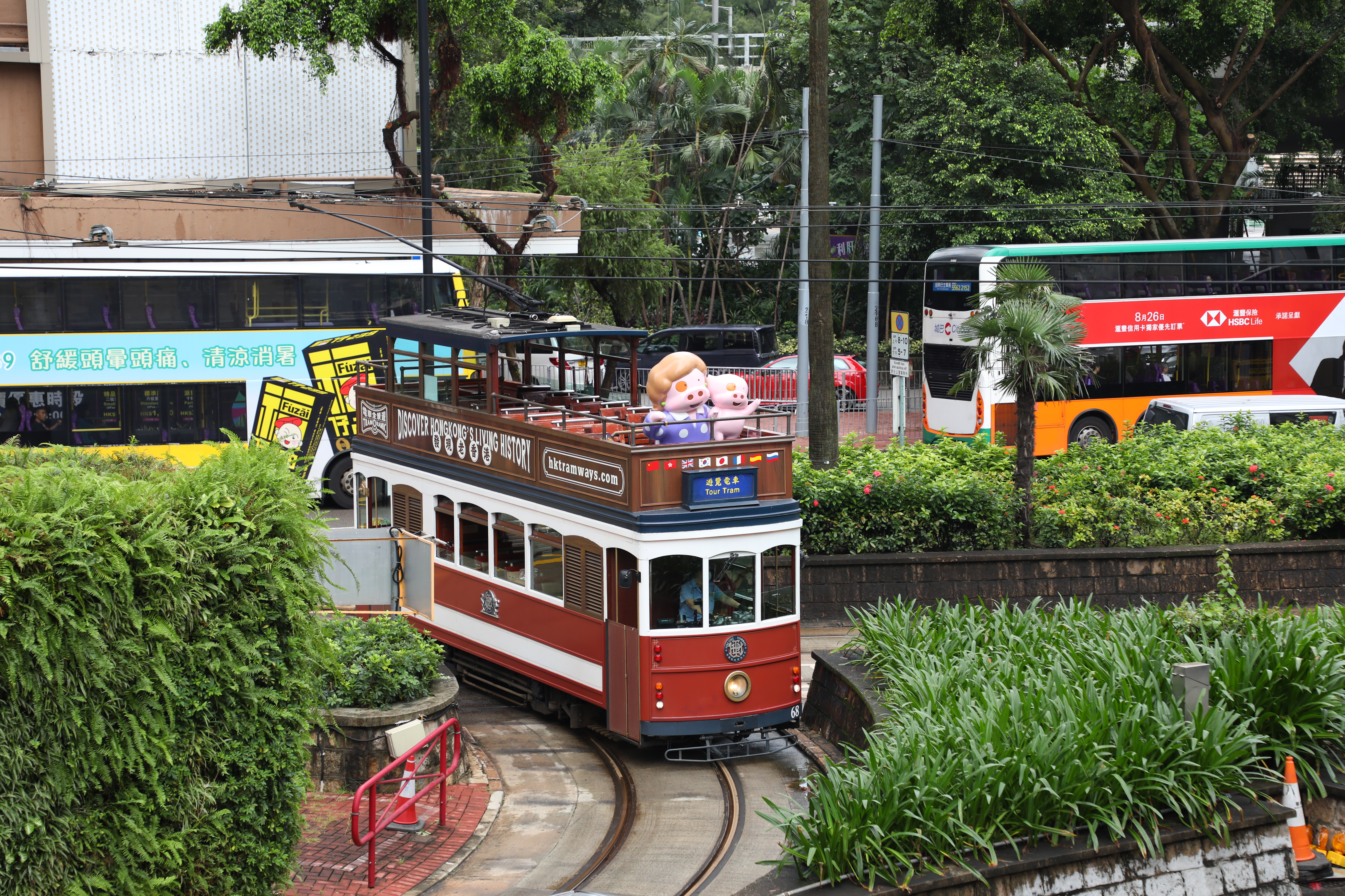 「電車全景遊」使用的是仿1920年代開放式設計的古雅電車，今天我們幸運搭到有「麥兜」與「麥太」的特別版。