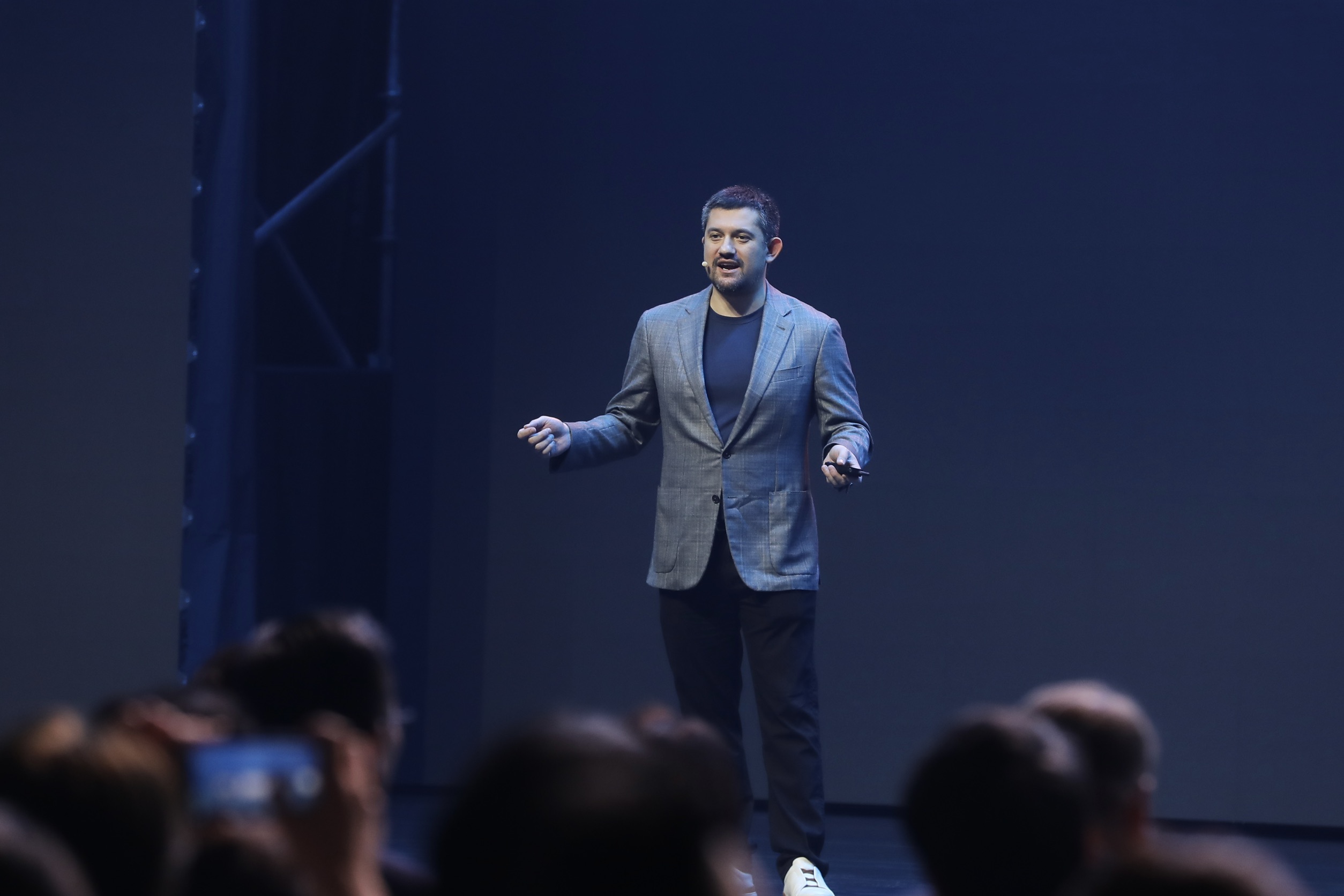 輝達執行長黃仁勳兒子黃勝斌出席2025鴻海科技日。