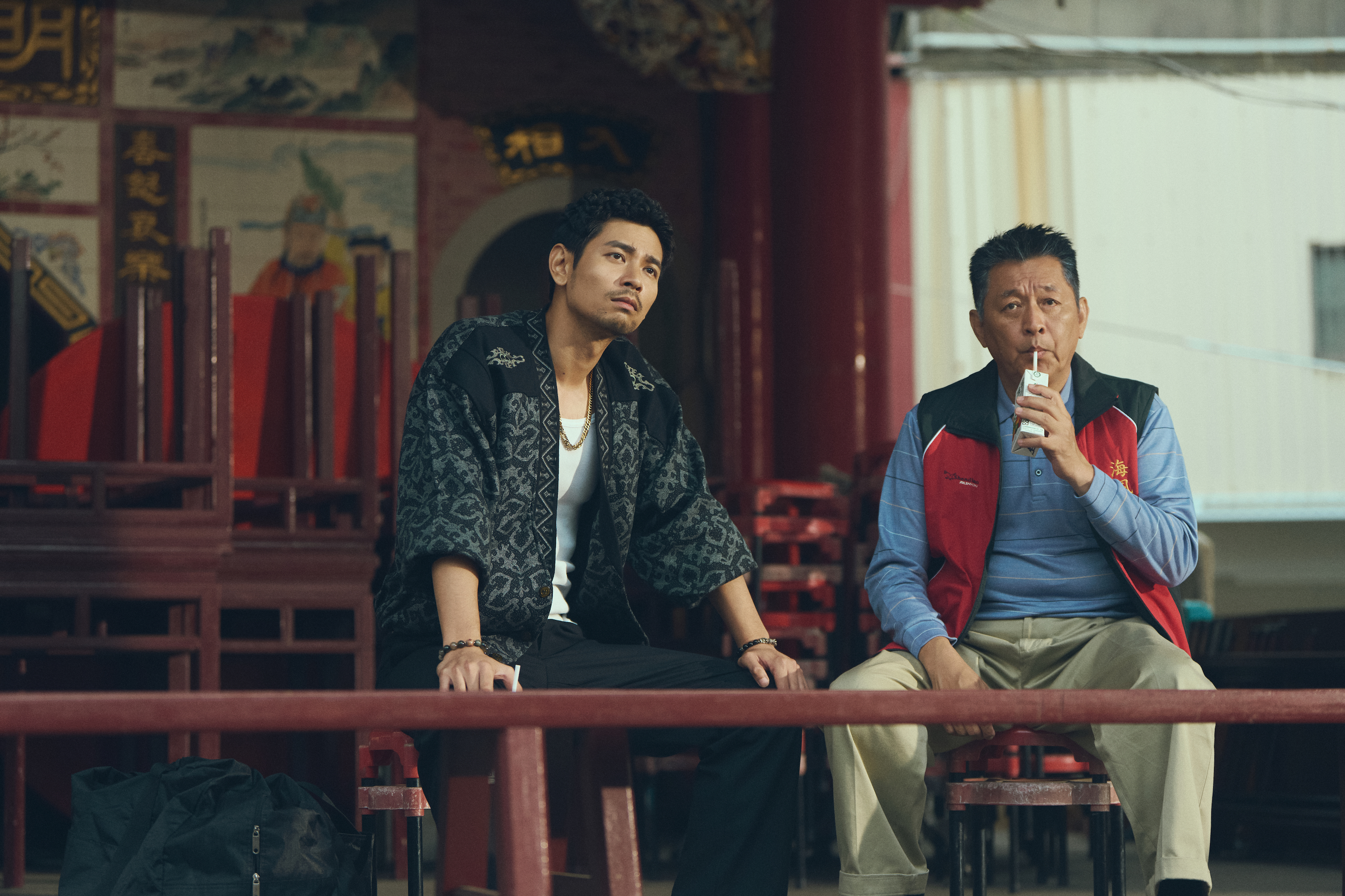 《不如海邊吹吹風》庹宗華（右）飾演里長伯，找失意的楊子儀談心。（大川大立提供）