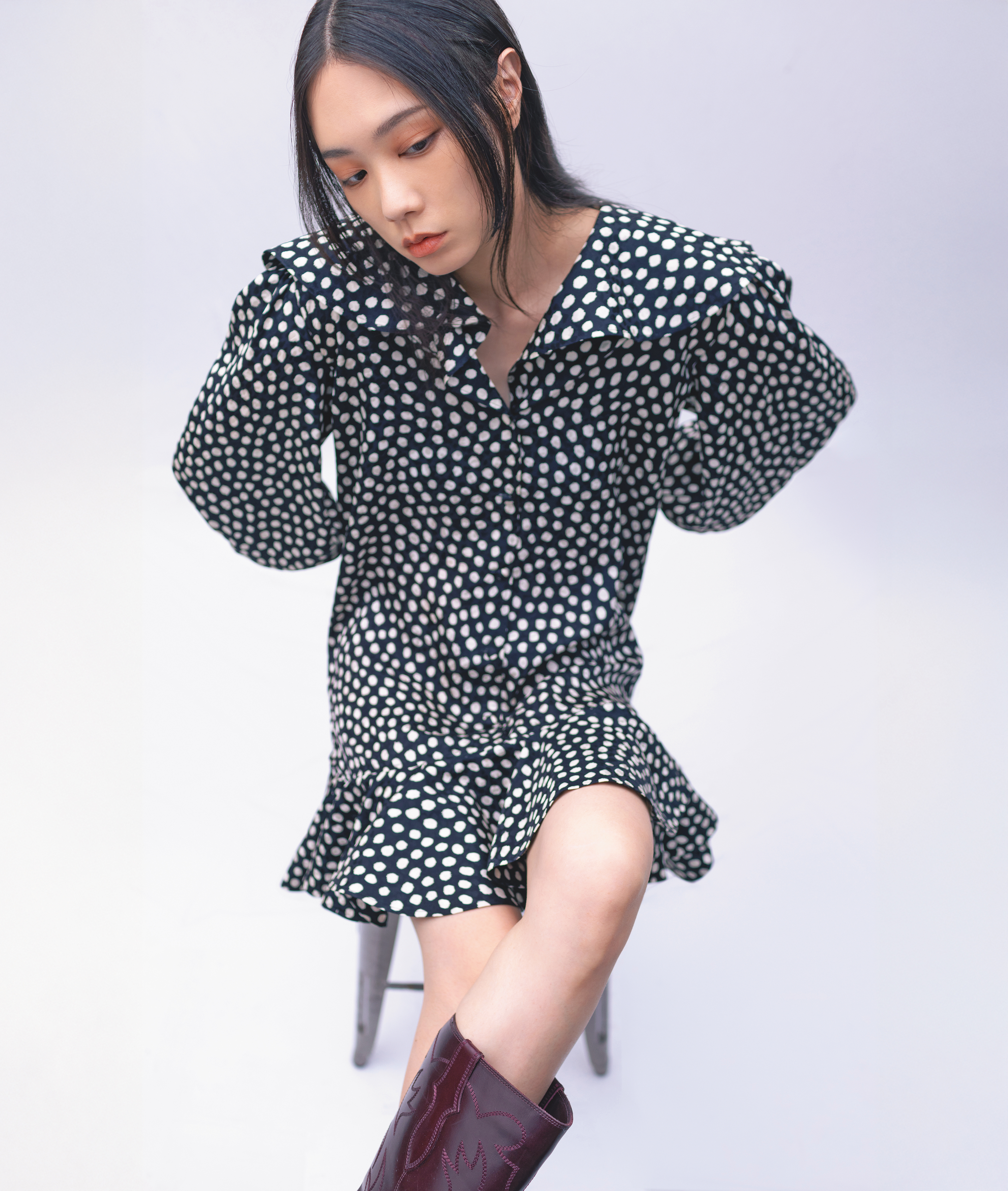 黑白圓點絲質洋裝 NT$83,800 by Chloe;黑色連身背心 價格店洽 by Louis Vuitton。