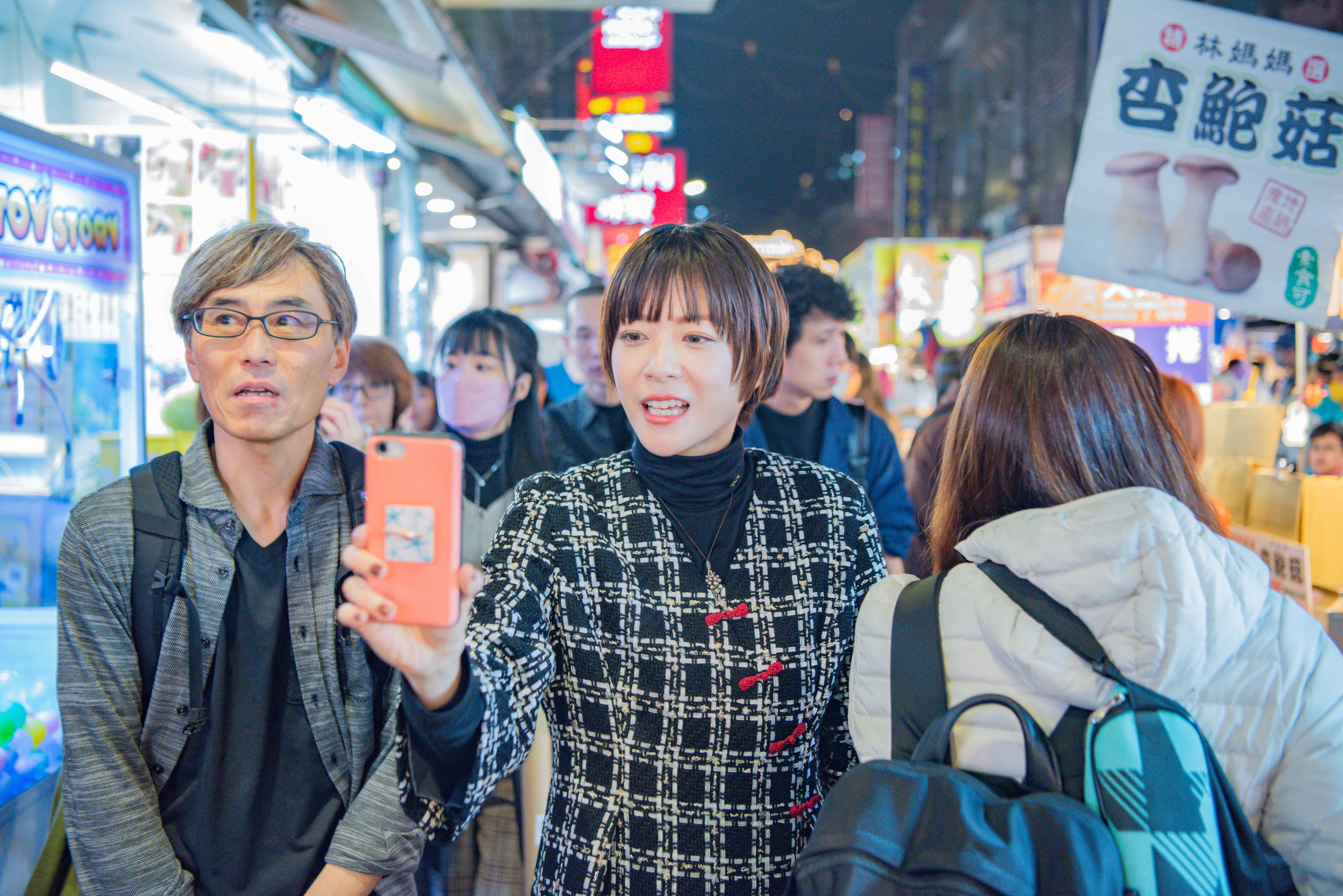 上野樹里（中）與《鄰人X：謎樣的女子》編導熊澤尚人（左）來台第一晚就到夜市逛街品嘗美食。（天馬行空提供）