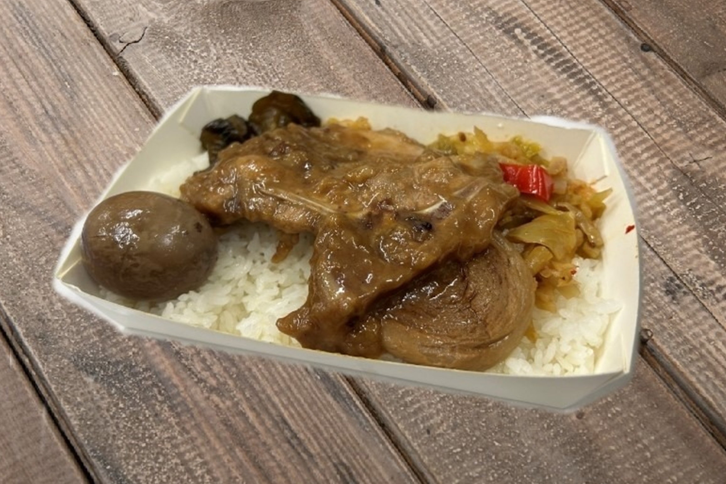 台鐵官網顯示，這款60元便當內含古早味排骨、鹹甜花瓜、香滷麵輪、美味滷蛋和脆口酸菜（餐盒及配菜以實際出貨為主）。（翻攝自台鐵官網）