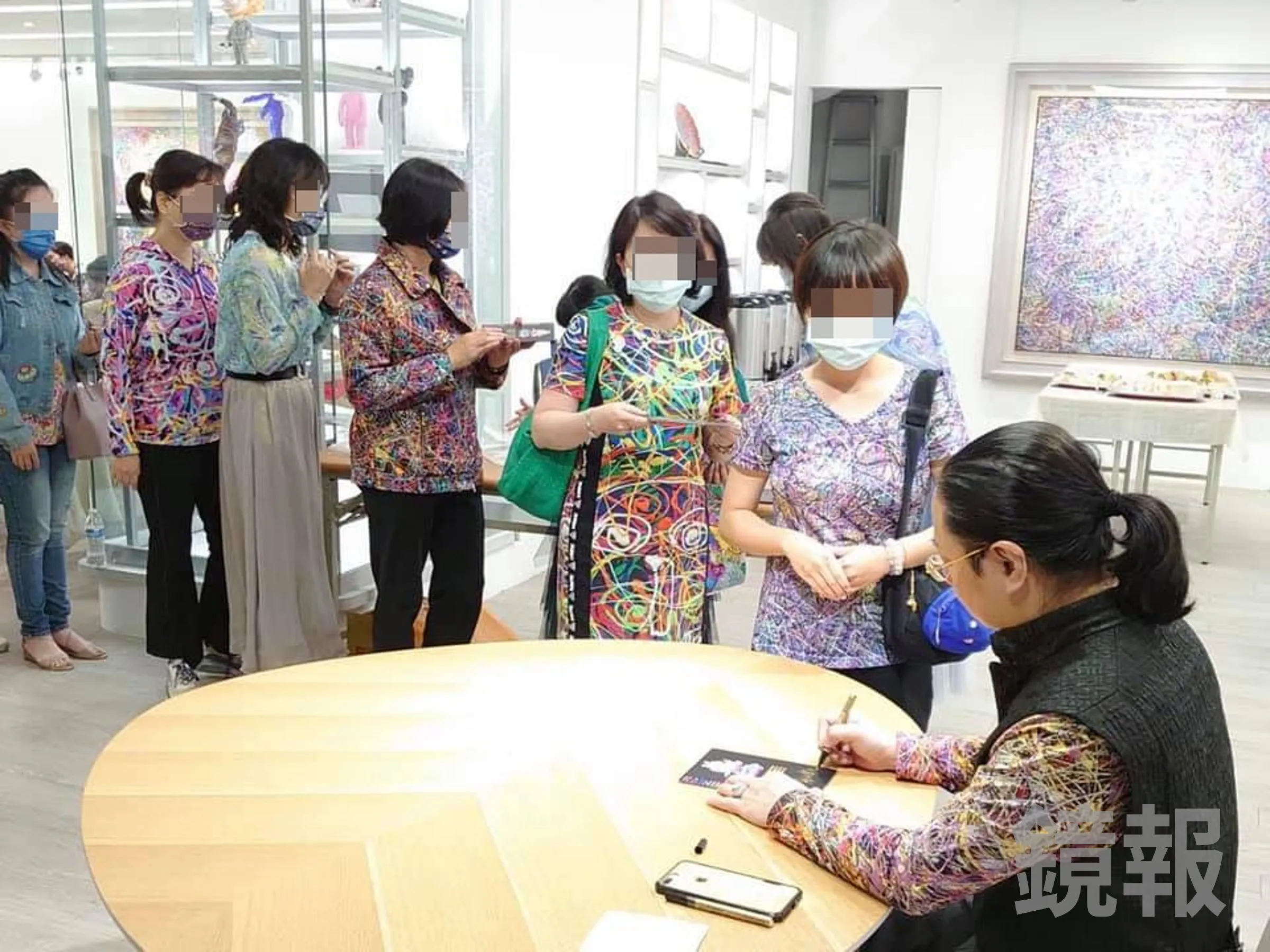 宇宙彌勒皇教教主陳金龍(右)多角化經營宗教，將自身畫作延伸出多項周邊商品供信徒認購。翻攝彌勒國新聞