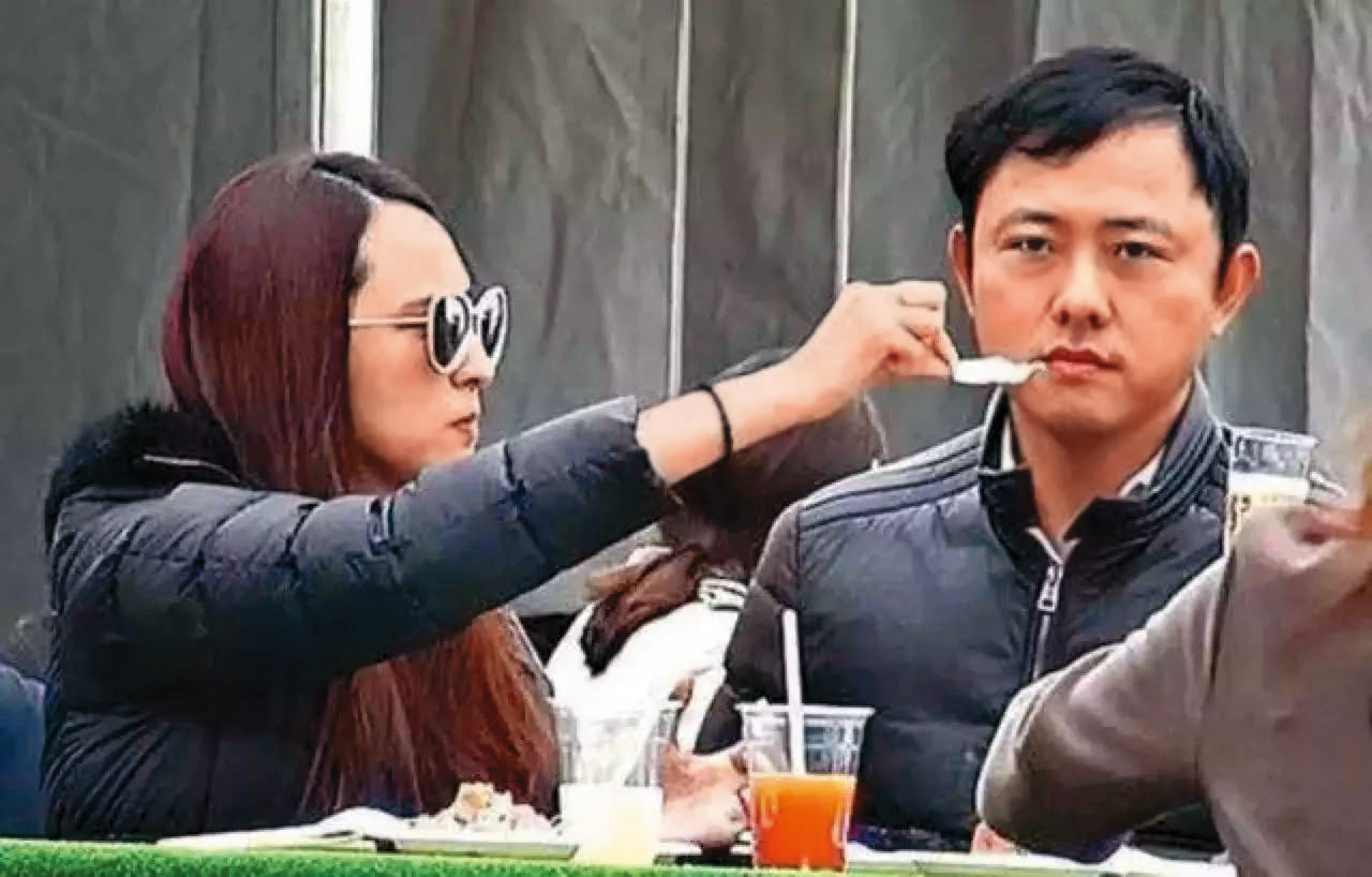 紀曉波（右）與吳佩慈（左）曾被拍到約會畫面，紀曉波近年財務頻傳狀況，4年前被踢爆積欠港幣1億元（約新台幣4億2千萬元），旗下博華太平洋公司1年慘賠3.67億美元（約新台幣120億元）。（翻攝自搜狐網）