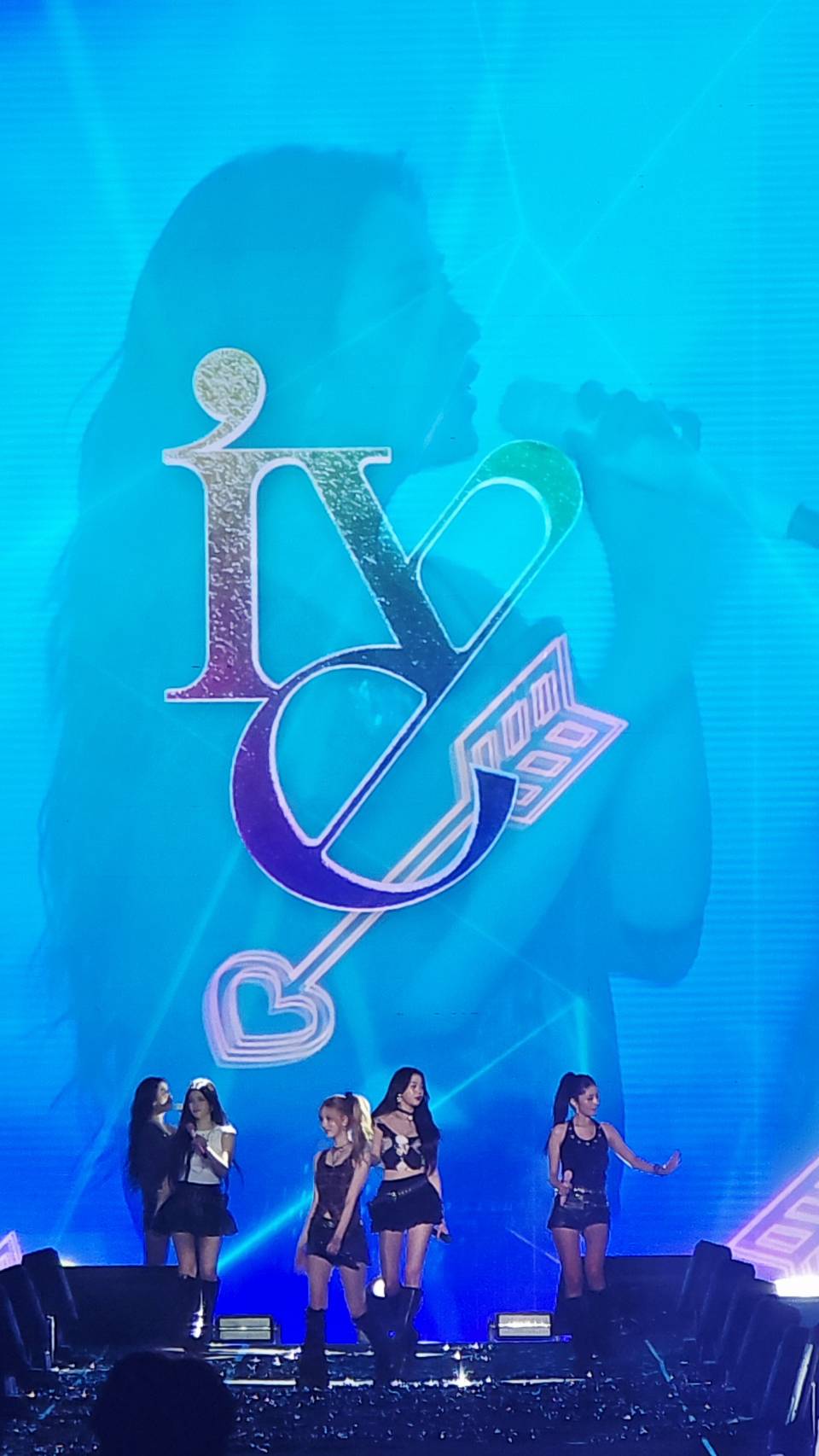 IVE帶來多首歌舞表演,粉絲全力應援。(讀者提供)