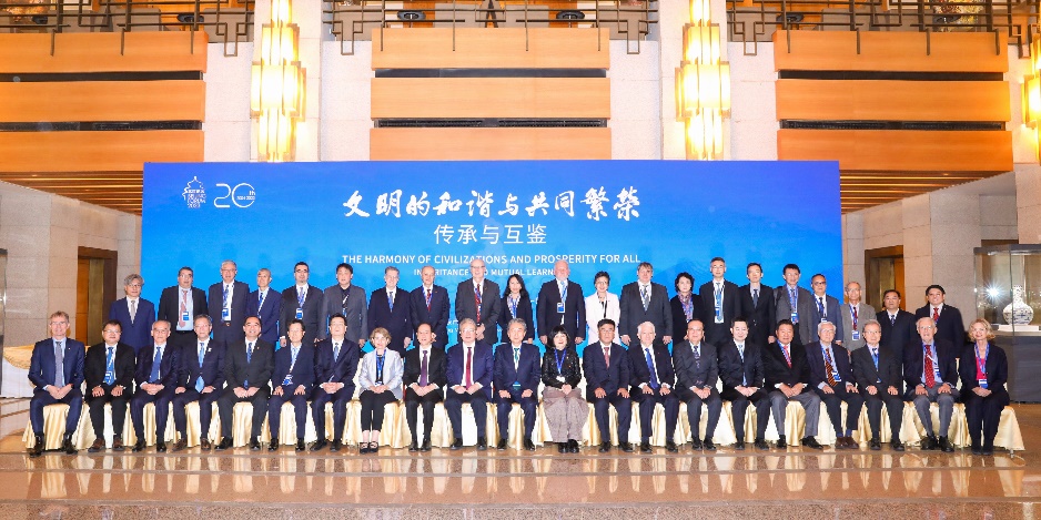 論壇閉幕前，主辦單位邀請近40人在大會背板前拍攝大合照，蕭旭岑也站在後排參與合影（後排左5）。（翻攝自北京大學新聞網）