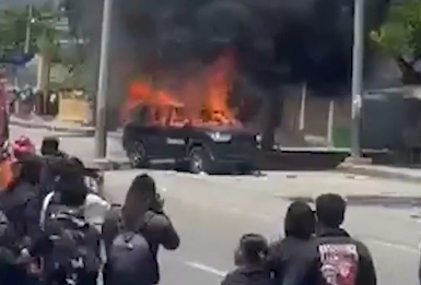 東帝汶青年失業率居高不下，學生抗議國會濫權自肥，焚燒政府用車示威。（翻攝自Ｘ）