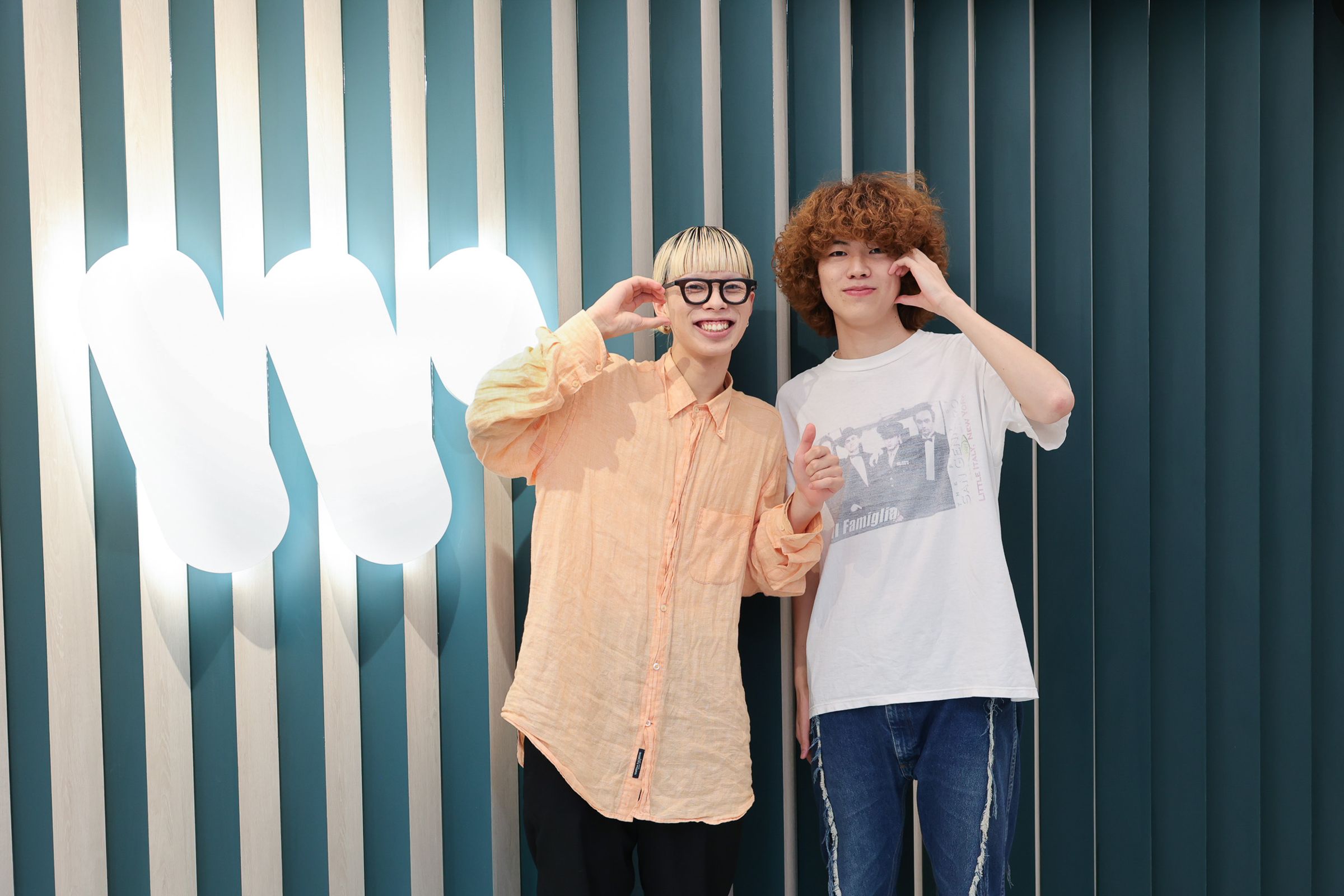 日本新生代樂團luv主唱Hiyn與DJ Ofeen拍照時比出可愛手勢,事後大喊:「好害羞!」(華納唱片提供)