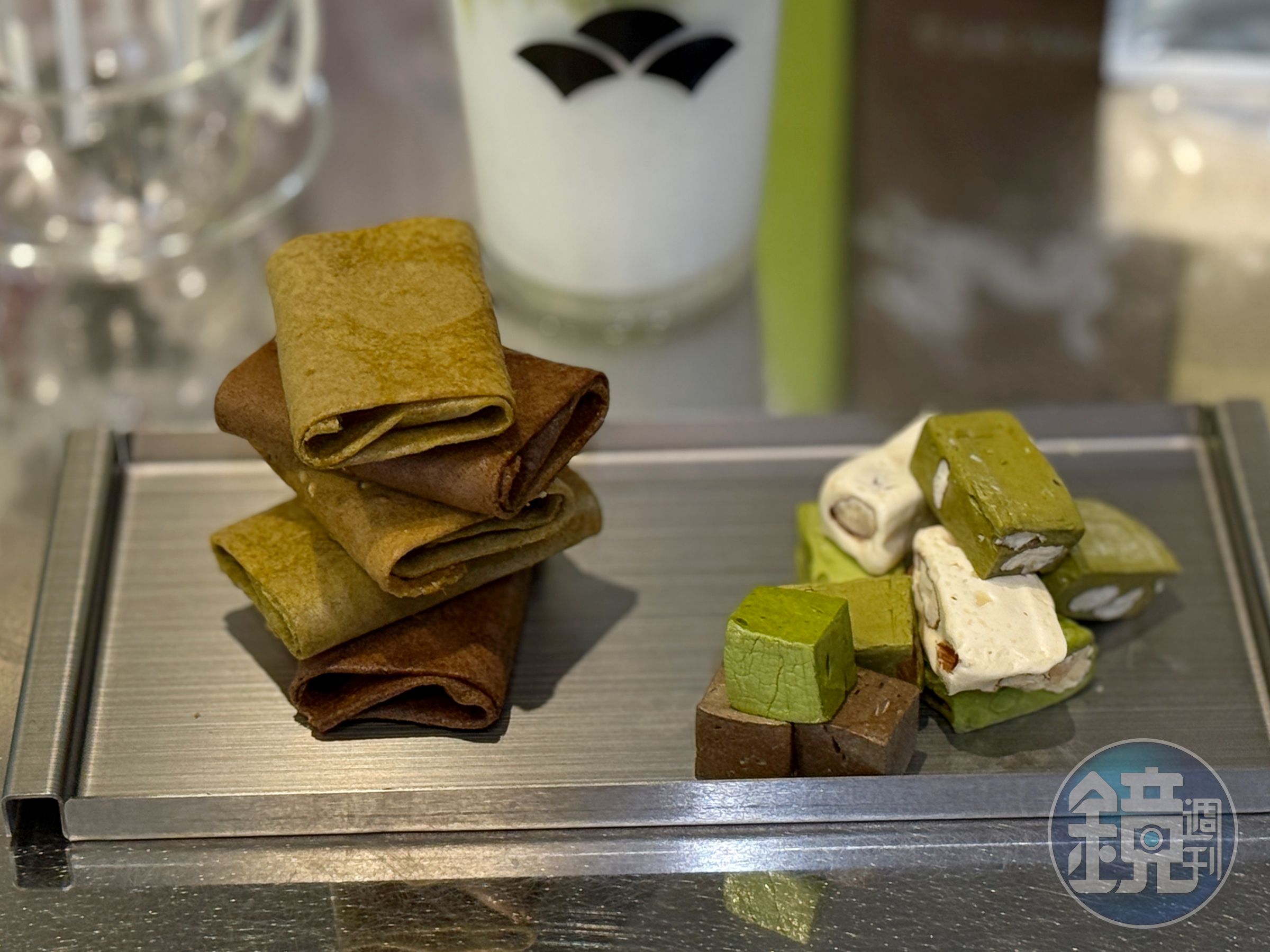 「THÉ ROULEAU 薄脆捲餅」(左,300元/盒)與一口大小、不添加堅果的「THÉ CUBE 小茶方」(前左,300~450元/盒)以及茶香濃郁的「THÉ NOUGAT 牛軋糖」(前右,300~450元/盒)皆很適合放在辦公室當零食點心。