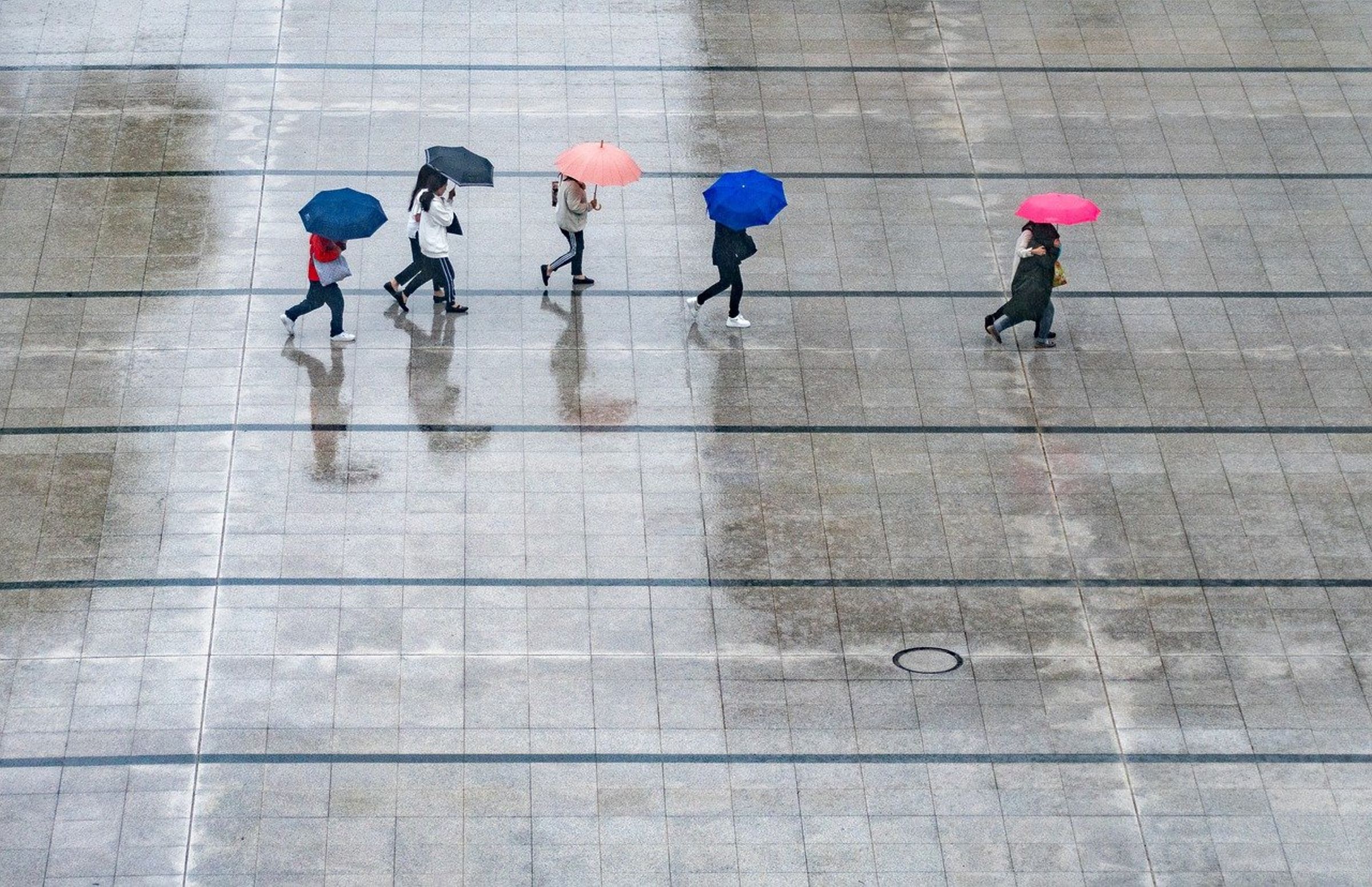 百貨公司會播放特定音樂提醒櫃姐室外下雨了,以便提供顧客貼心服務。(示意圖,pixabay)