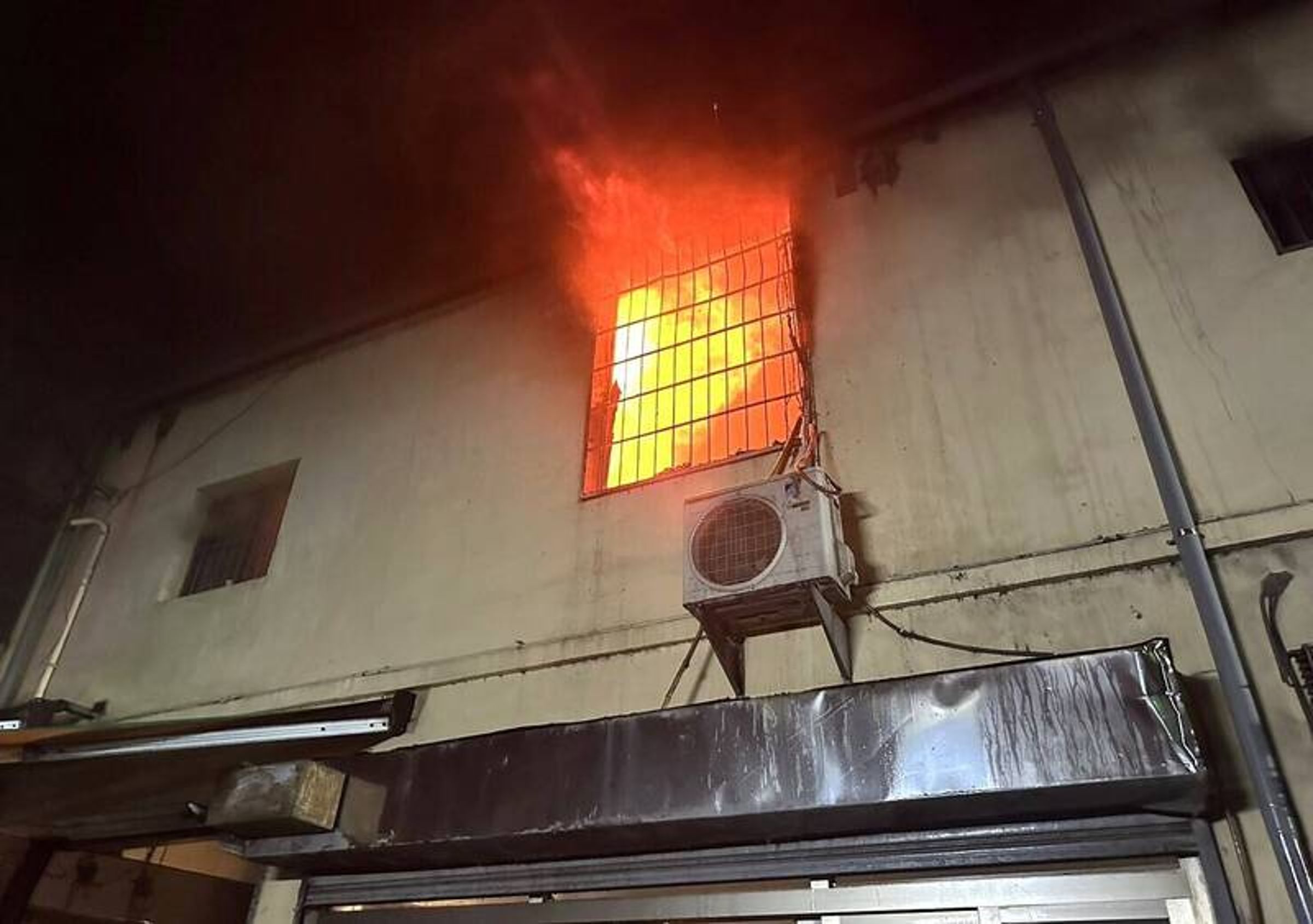 台南西港區民宅火警，火舌從窗戶竄出，濃煙不斷往上竄。（讀者提供）