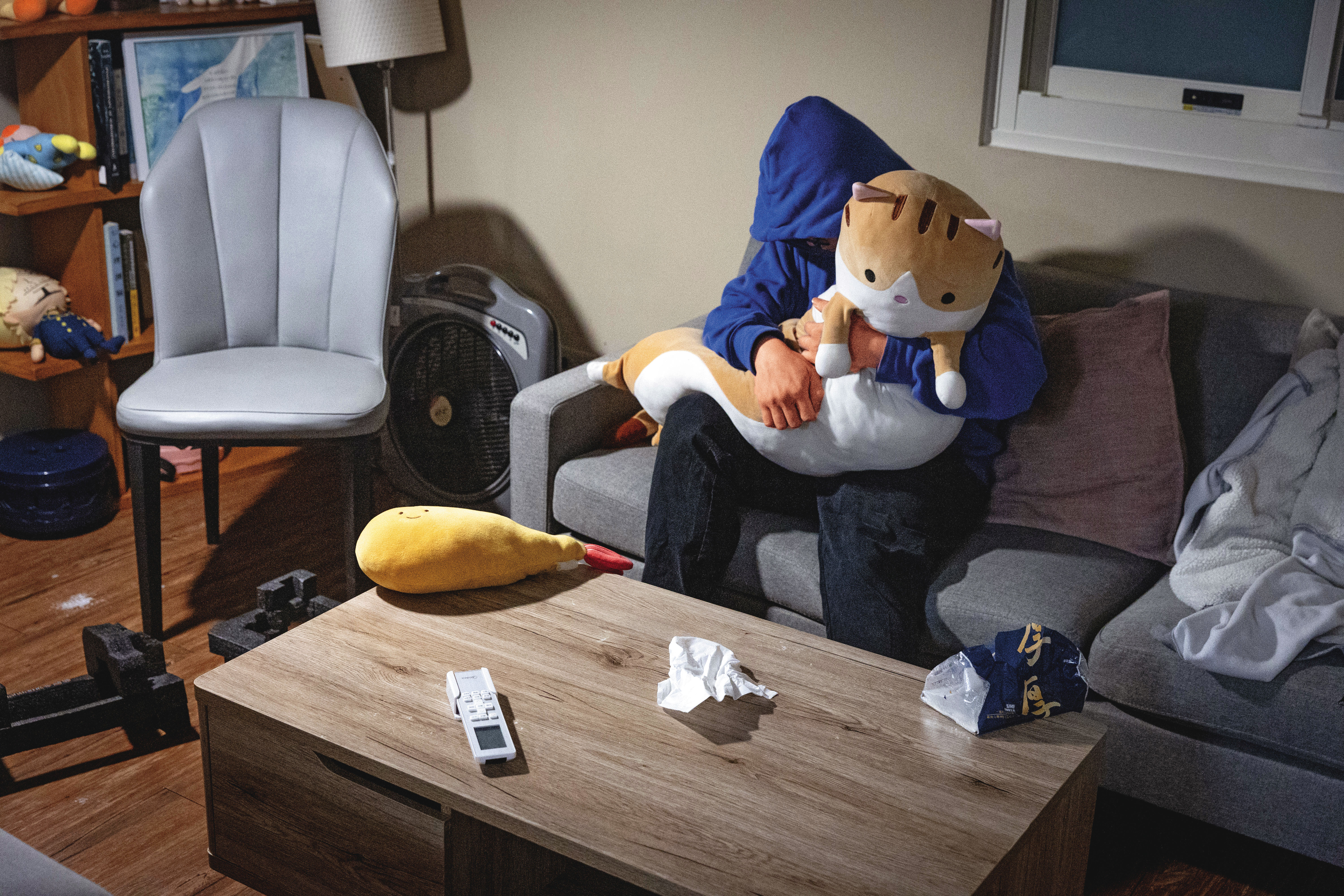 小俊身為家中最小的孩子，卻要處理所有事並照顧生病的姊姊。