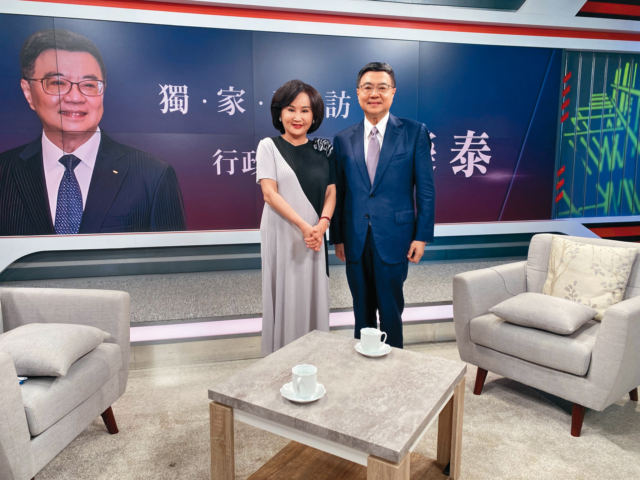 胡婉玲（左）訪問行政院長卓榮泰（右），在臉書寫「民進黨內有位輩分高、分量重的人物，被尊稱為『大師兄』，他就是賴清德總統任命的首任閣揆」。（翻攝自胡婉玲臉書）