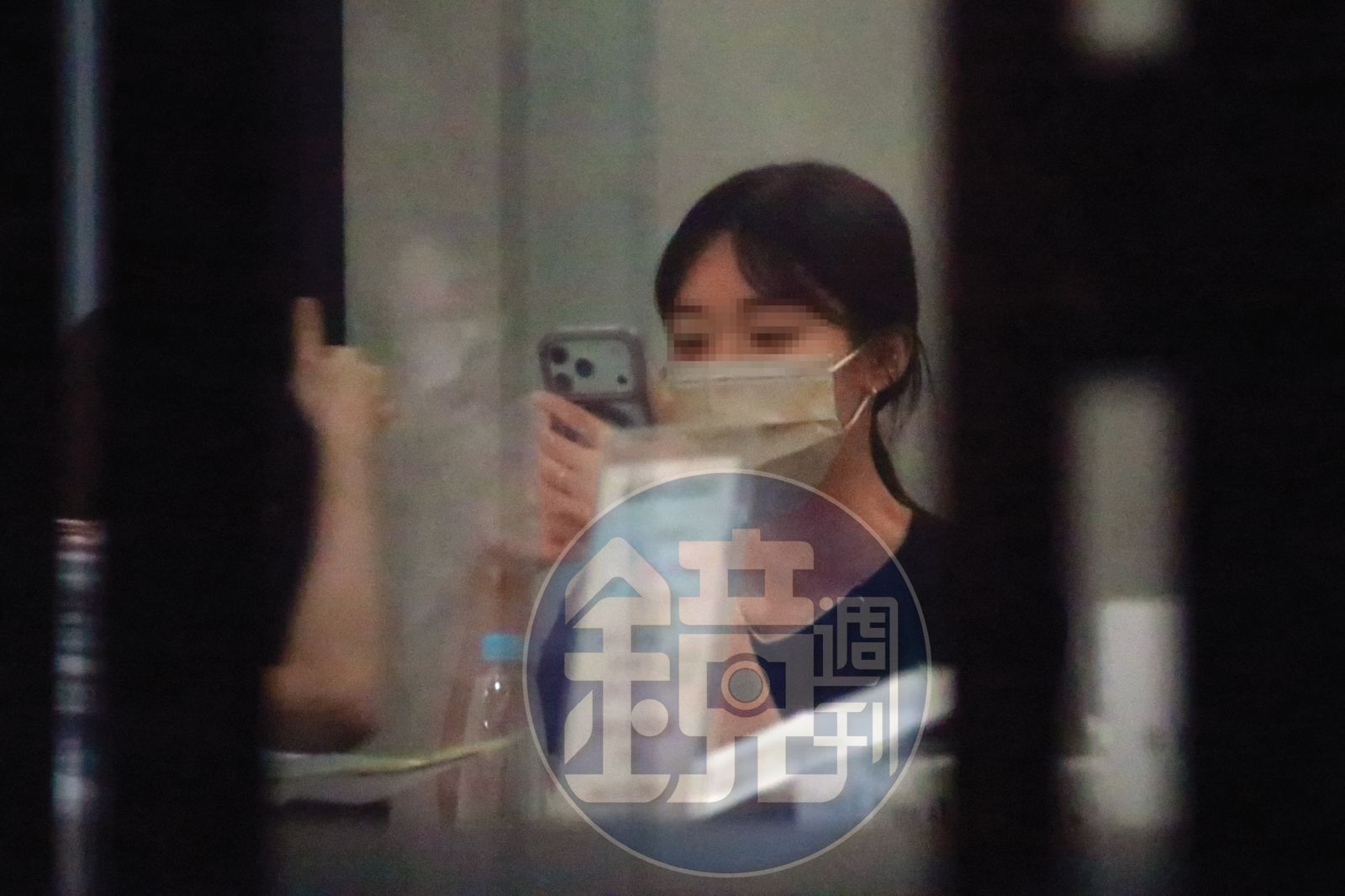 許芊芊6月間被本刊直擊手持iPhone新手機，趙建銘次兒爆她曾向趙要手機及名牌包