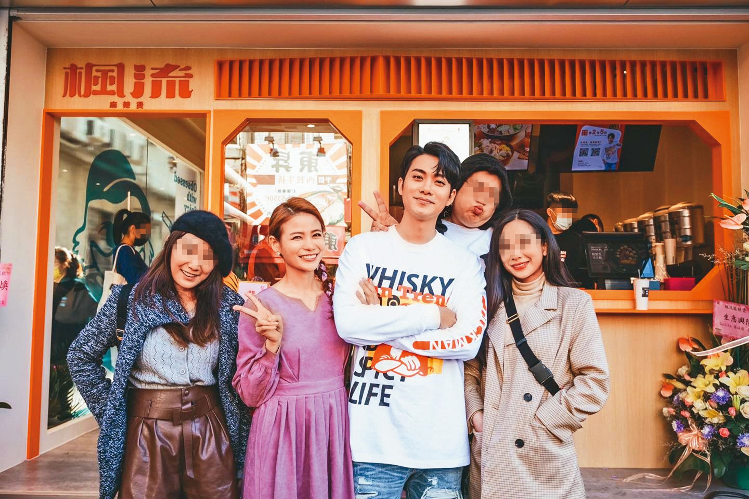 李唯楓(中)認為靠著自己的名人光環可成為活廣告,「楓流麻辣燙」開幕當天只請到蘿莉塔(左二)助陣撐場。(翻攝自蘿莉塔臉書)