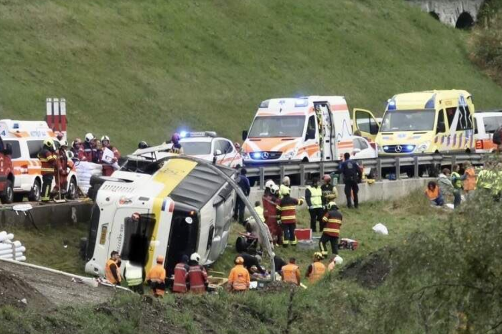 瑞士阿爾卑斯山遊覽車翻覆 荷蘭48人觀光團多人死傷