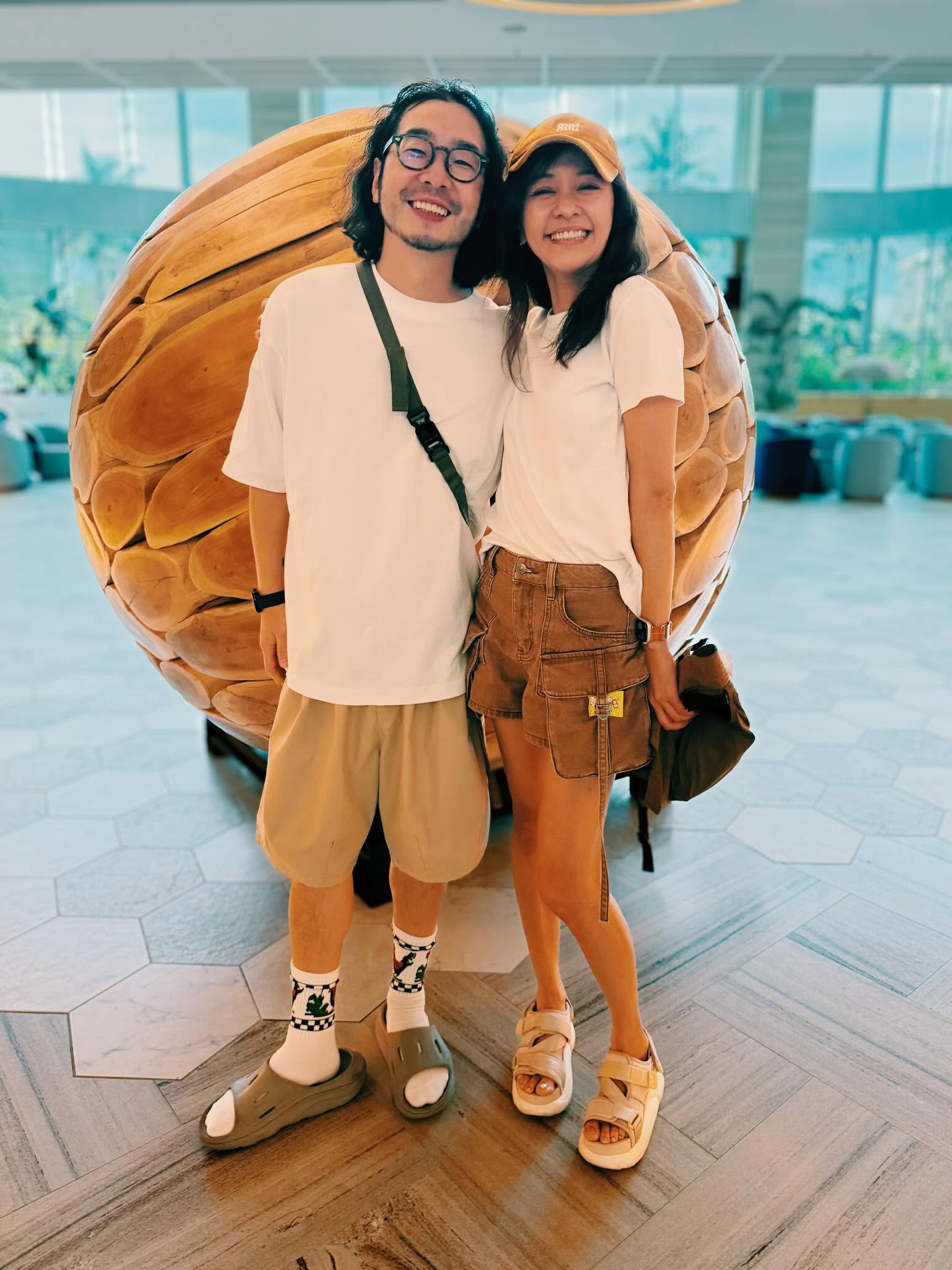 陳意涵(右)與導演許富翔(左)結婚8年,她近期盤點老公買的廢物,夫妻間就算偶有時差,也自有相處之道。(翻攝自陳意涵臉書)