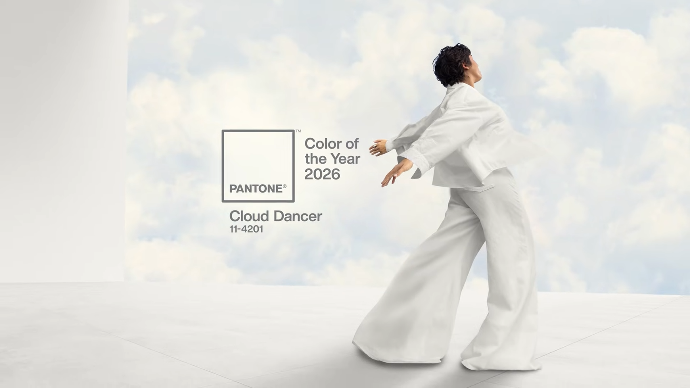 Pantone公布2026年度代表色PANTONE 11-4201「雲朵舞者 Cloud Dancer」，首度以白色作為年度主角。（翻攝自YouTube/Pantone）