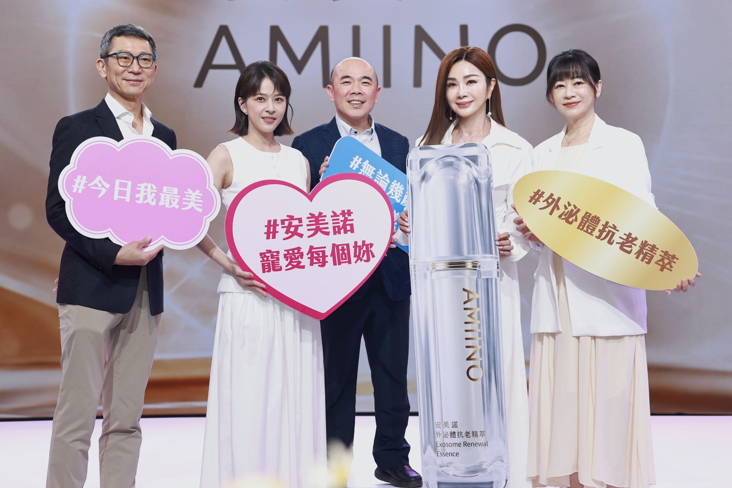 （左起）左起訊聯生技董事長蔡政憲、蘇晏霈、安美諾董事長詹加鴻、陳美鳳、安美諾執行長賴秀棉出席安美諾外泌體抗老新品上市記者會。安美諾提供