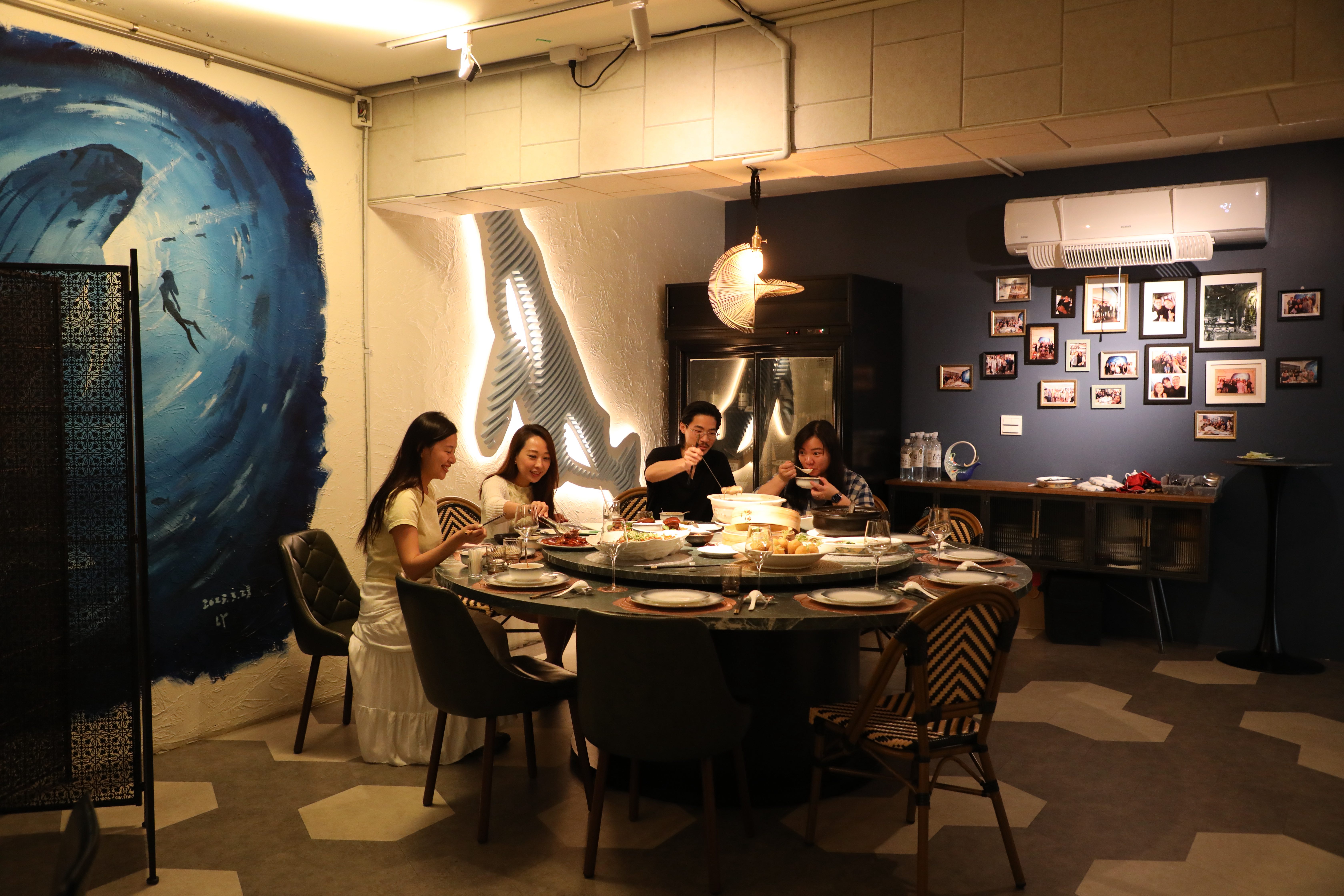 「華國私廚廖家宴 & The Bar」於2025年9月正式開幕，前場為餐酒空間，後場則為私廚宴席空間。