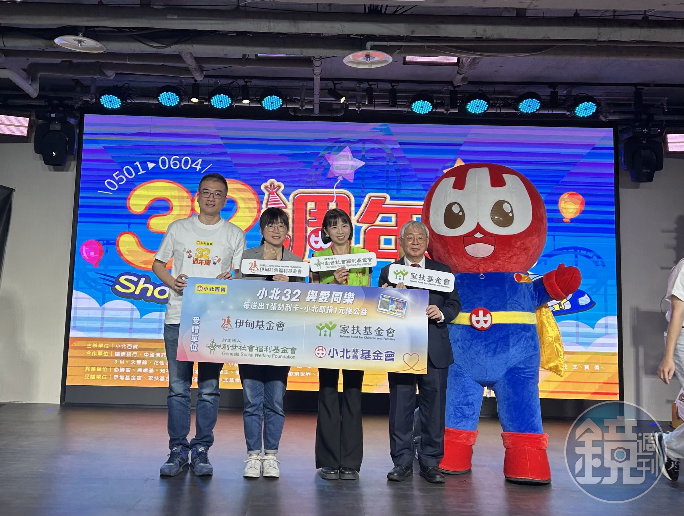 小北百貨副總經理張書賓(左1)表示,小北百貨這一、兩年處於「調體質期」,內部是ERP系統整合、外部建置自己的物流倉。