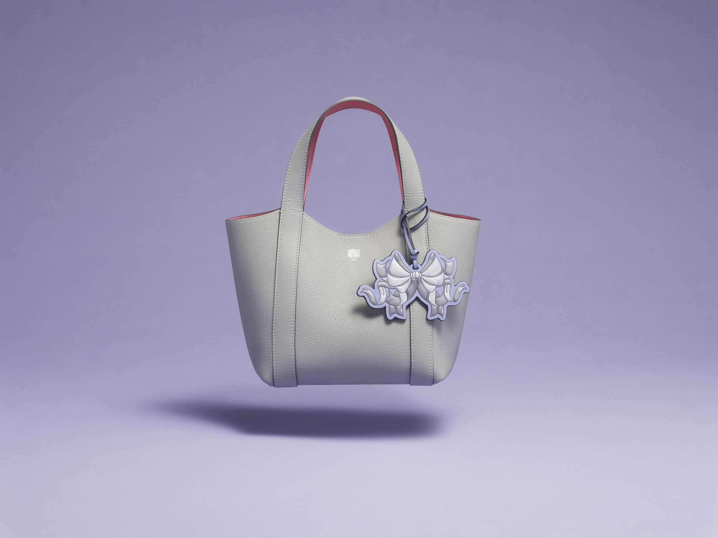 Le Duo BB七夕限定系列霧灰色NT$56,400、蝴蝶結吊飾NT$9,400。(MOYNAT提供)