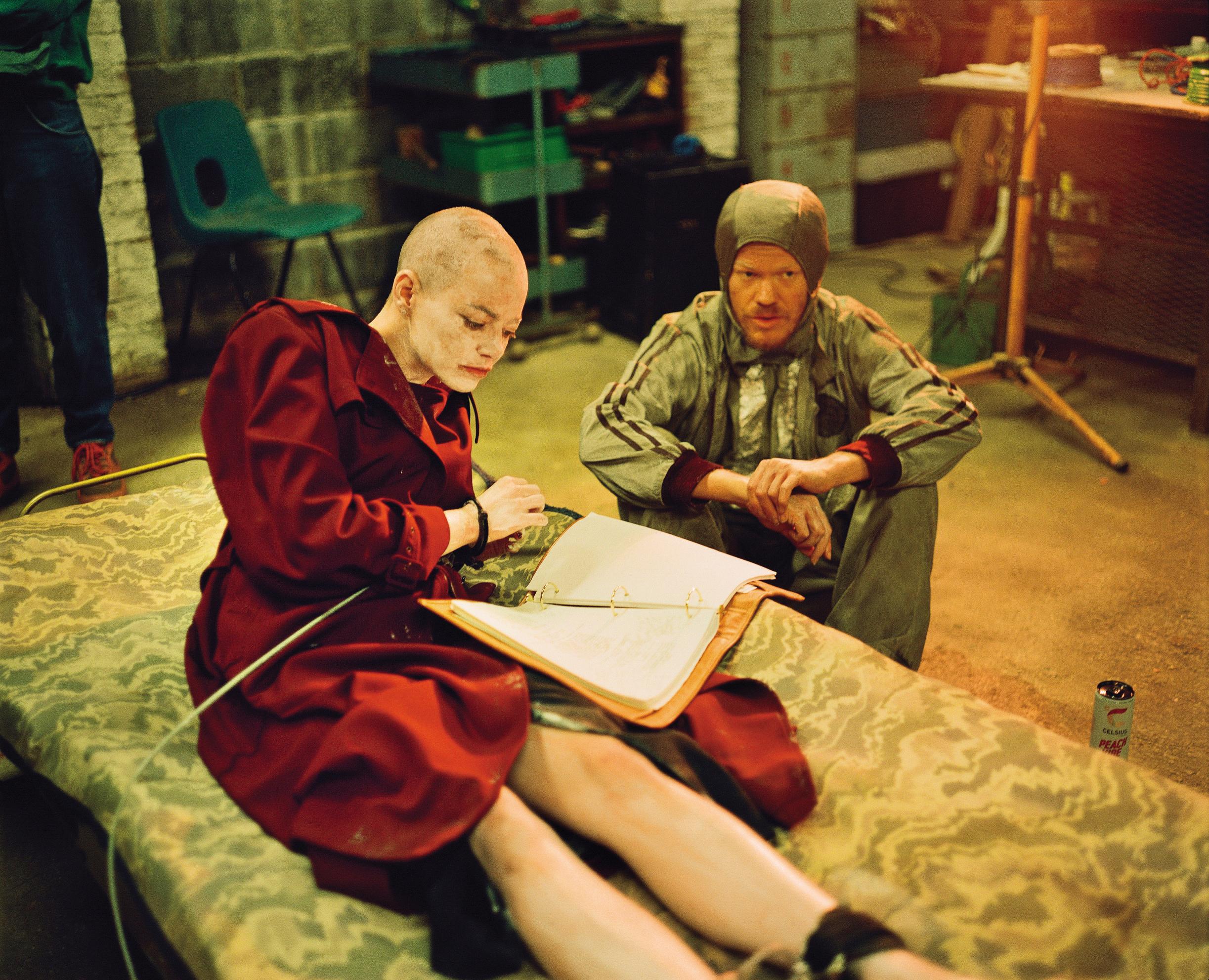 藥廠女強人被認為是外星人遭綁架，綁匪把她關進地下室並與她展開一場歪理辯證。（UIP提供）