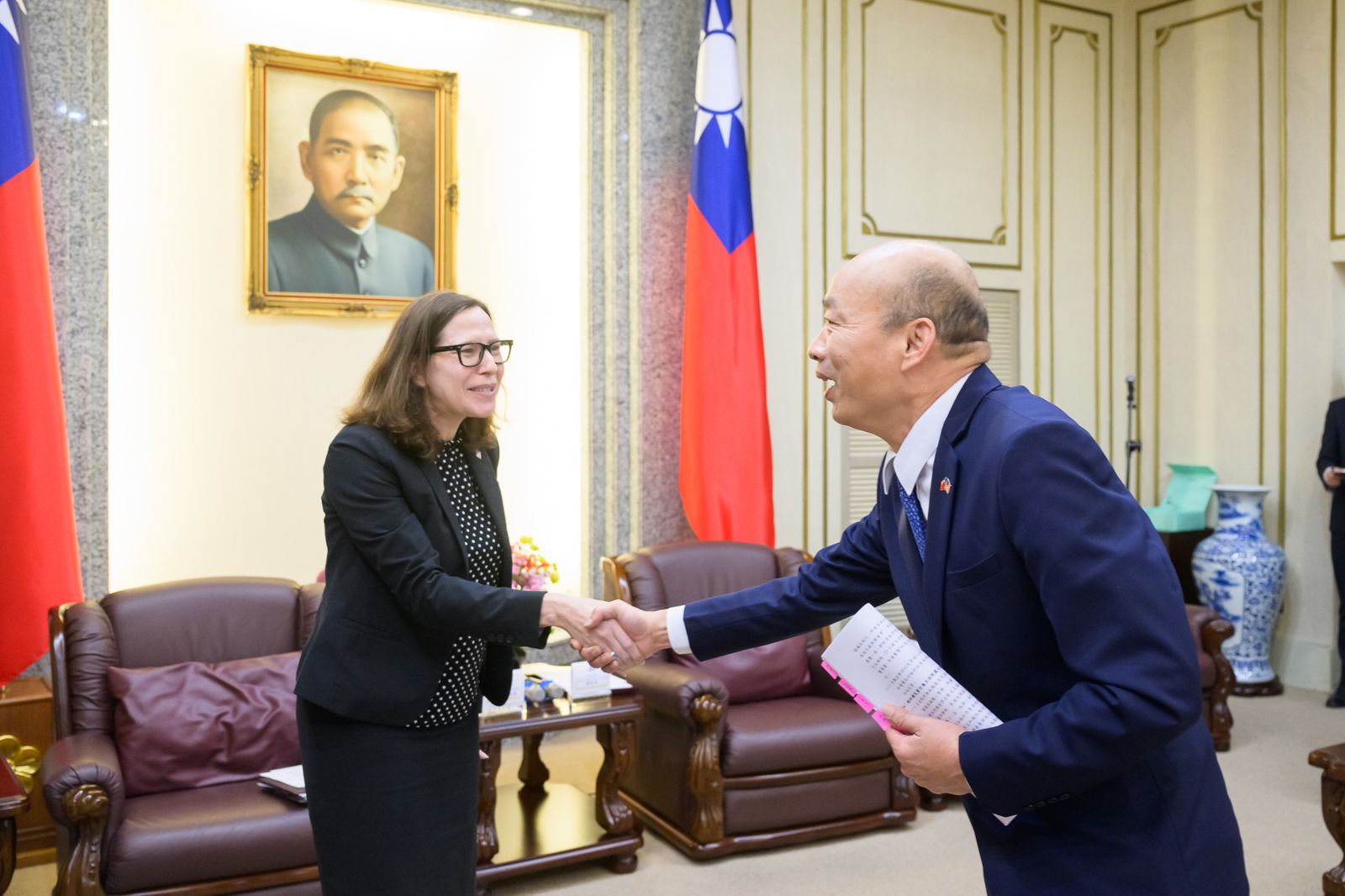 羅森伯格去年4月曾來台拜會立法院長韓國瑜,但上個月立院代表團赴美時卻未見到她。(立法院提供)