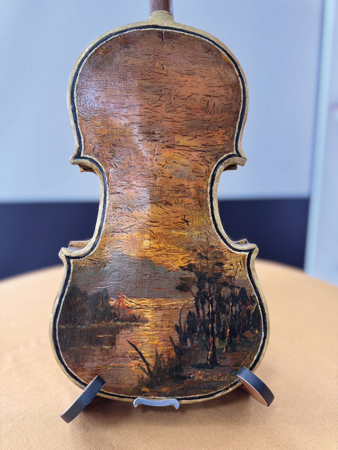 油畫藝術家游清文在提琴村長住一年，製作出的作品。