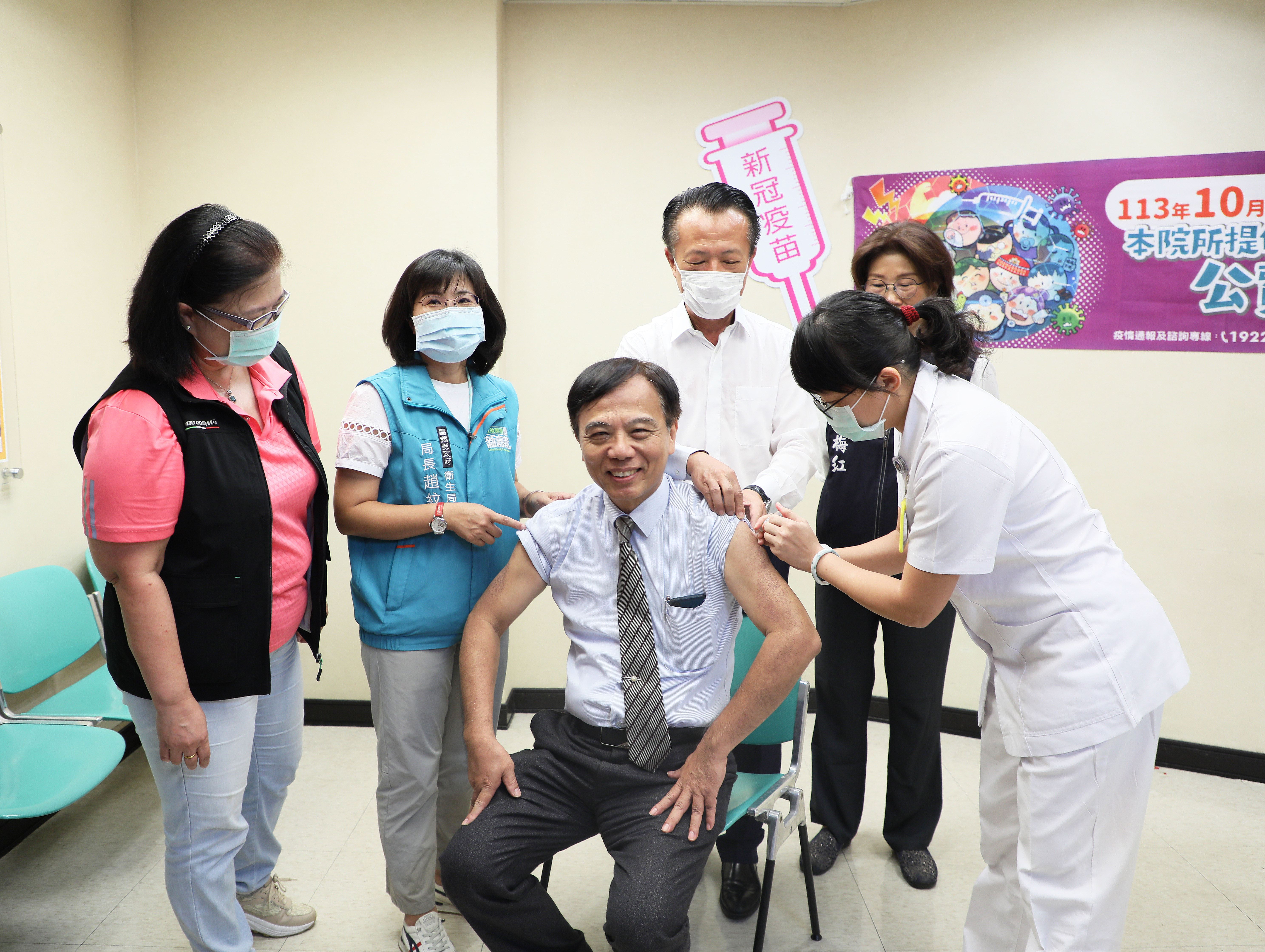 嘉義縣長翁章梁強調疫苗接種是預防傳染病的最佳方式，身體力行率先施打流感及新冠疫苗。（嘉義縣政府提供）