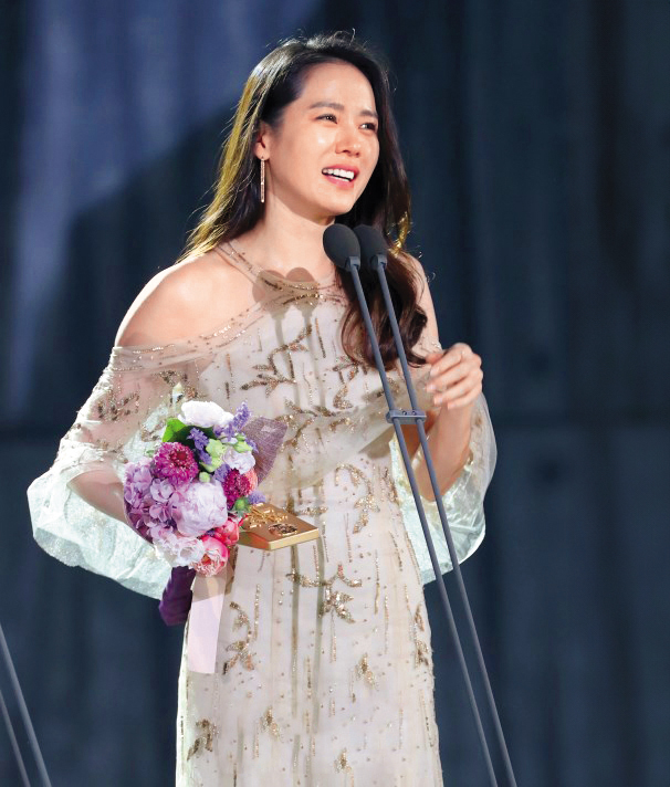 孫藝真睽違11年演出許秦豪執導片《末代公主》,拿下百想藝術大賞影后。(翻攝自日刊體育報)