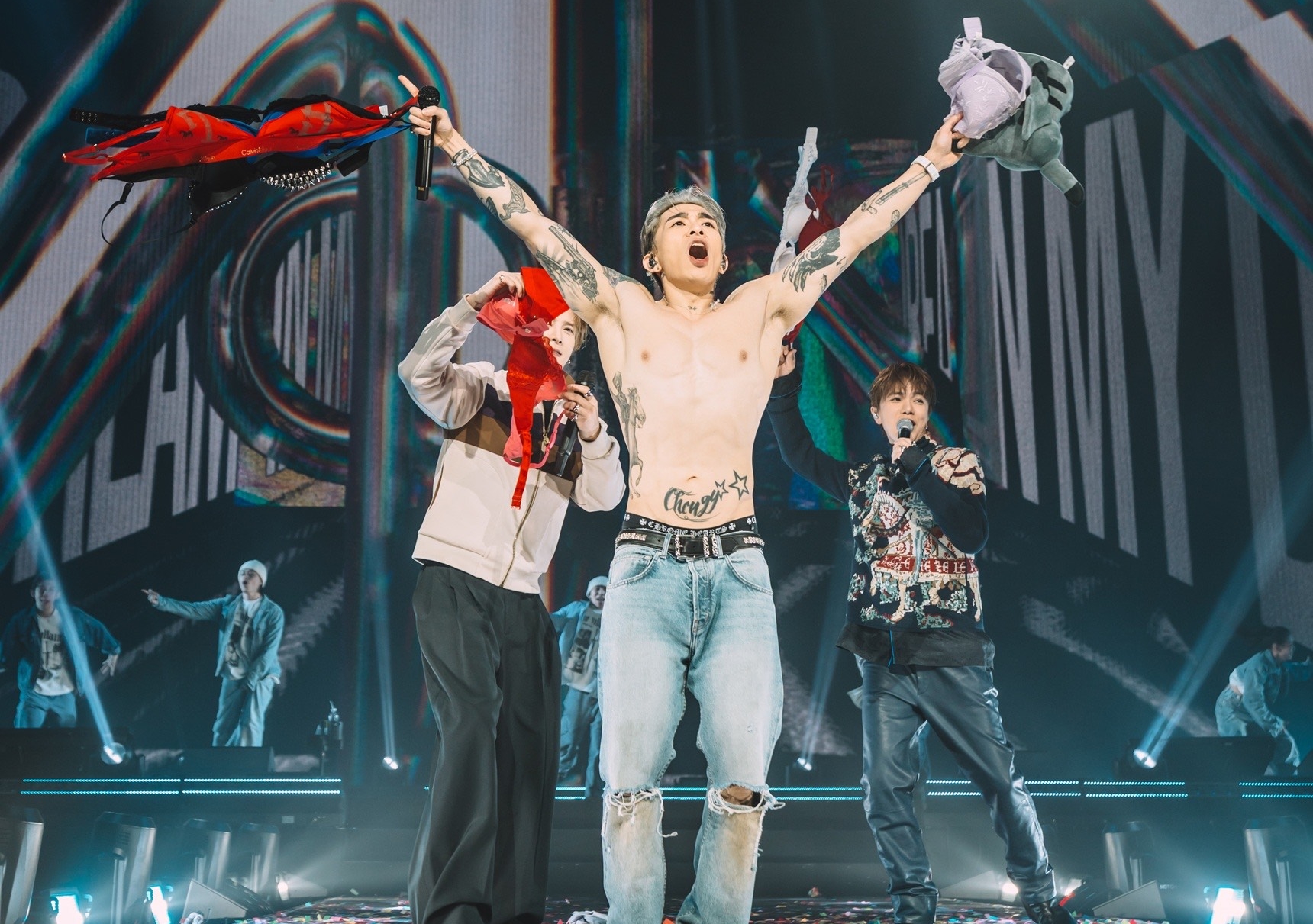 擁好身材的Tyson Yoshi 半裸上陣,大方展現六塊肌。(Just Kidding Limited提供)