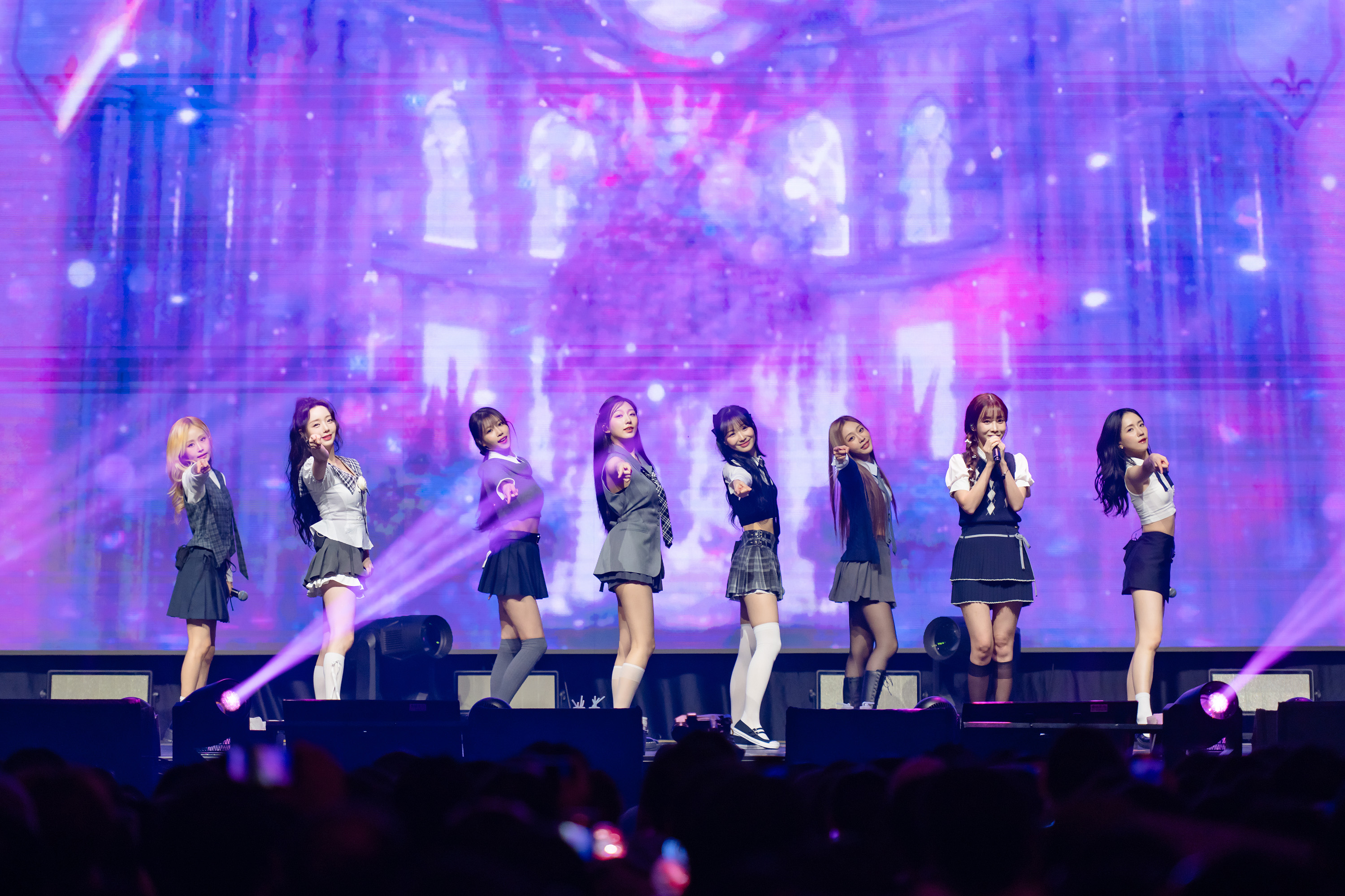 LOVELYZ在台灣以完整體八人開唱，穿上校服造型勾起粉絲回憶殺。（D-SHOW提供）