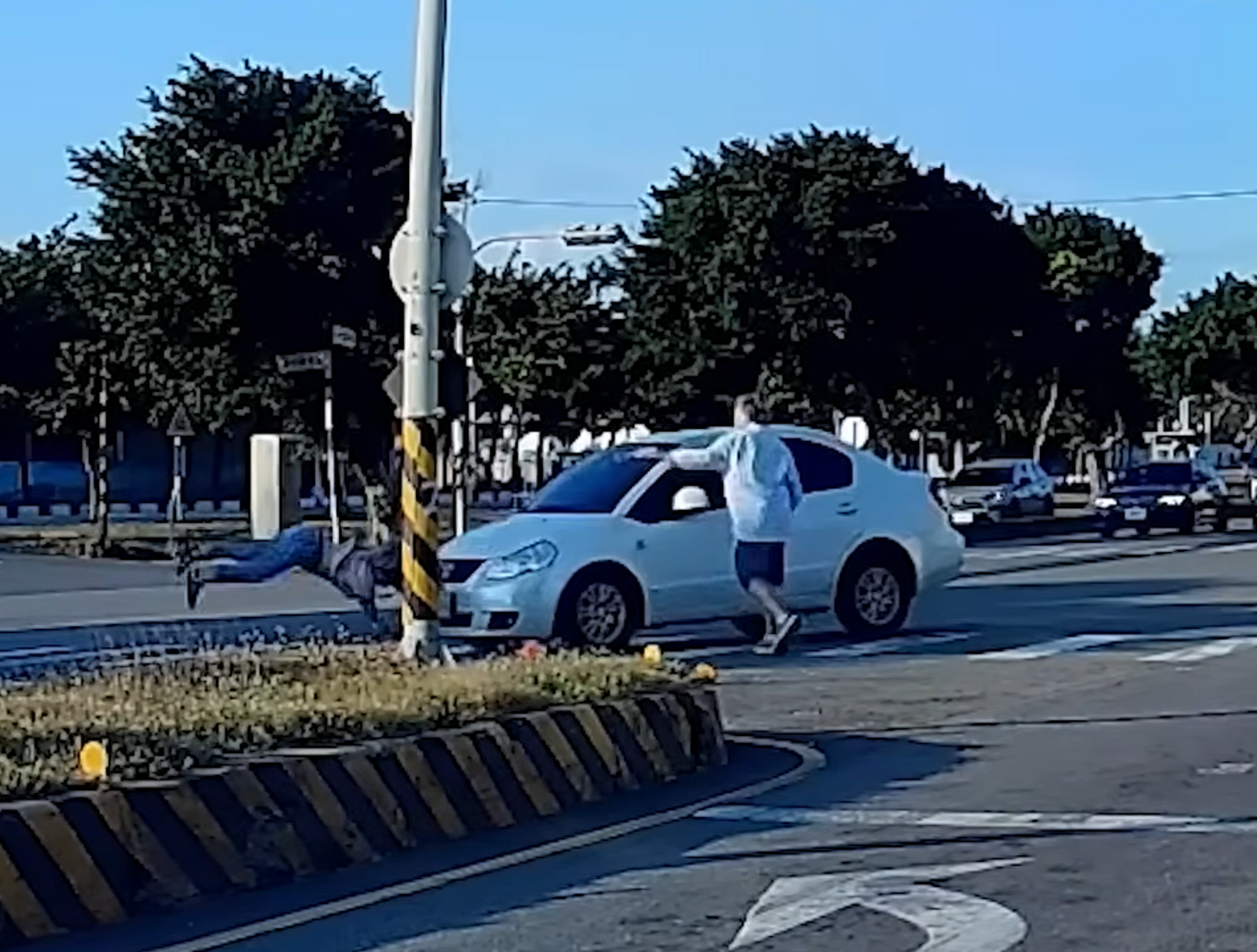 一對加拿大籍的夫妻來台旅遊,1日下午在台中遭轎車撞上。(翻攝YouTube「WoWtchout - 地圖型行車影像分享平台」)