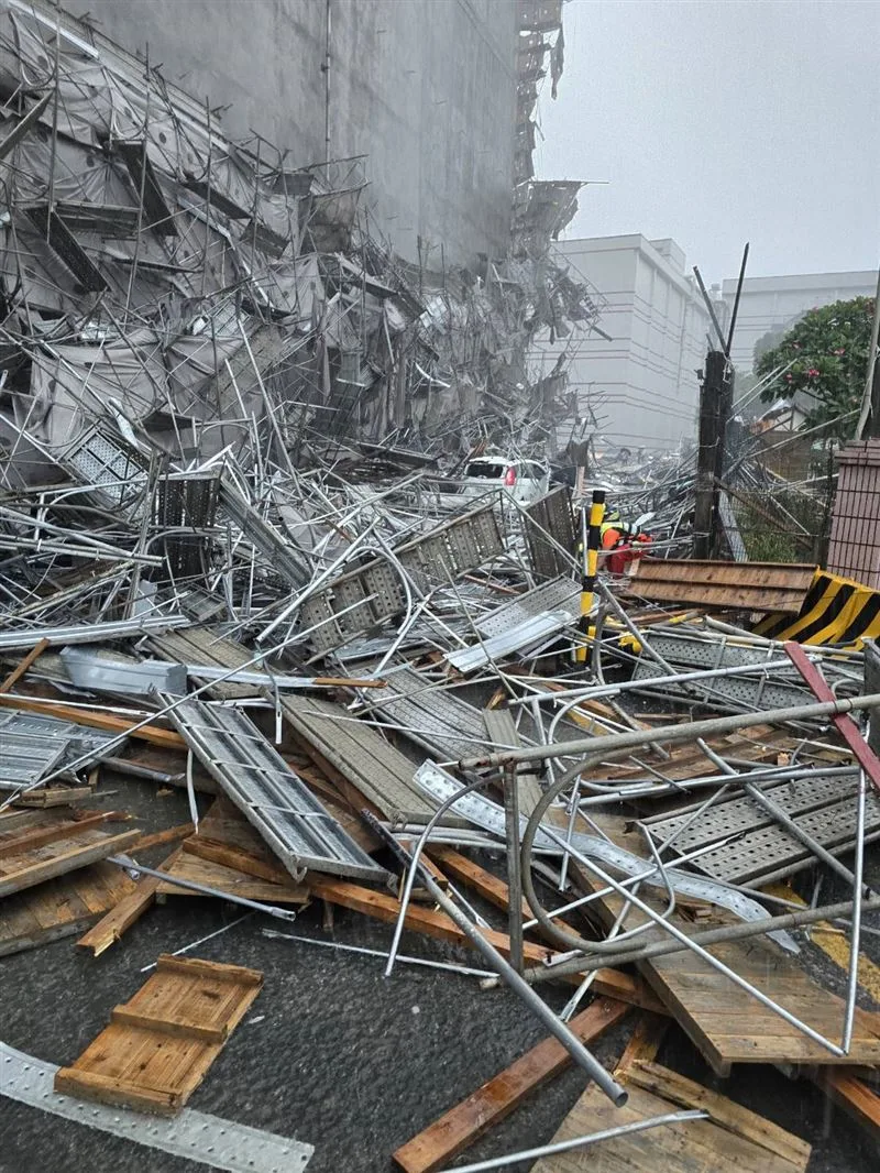 福懋科技公司今日下午發生鷹架倒塌意外，釀2死3傷。（翻攝畫面）