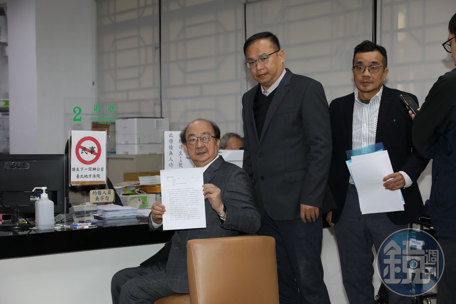 王義川(中)因向孩童宣講「藍白惡修三法」一事挨轟,他今早解釋該場合是私人聚會而非校園、幼兒園。