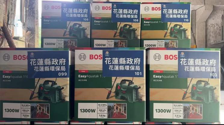 高壓水槍都被貼上花蓮縣政府字樣，林智群大酸「貼紙超人」。（翻攝林智群臉書）