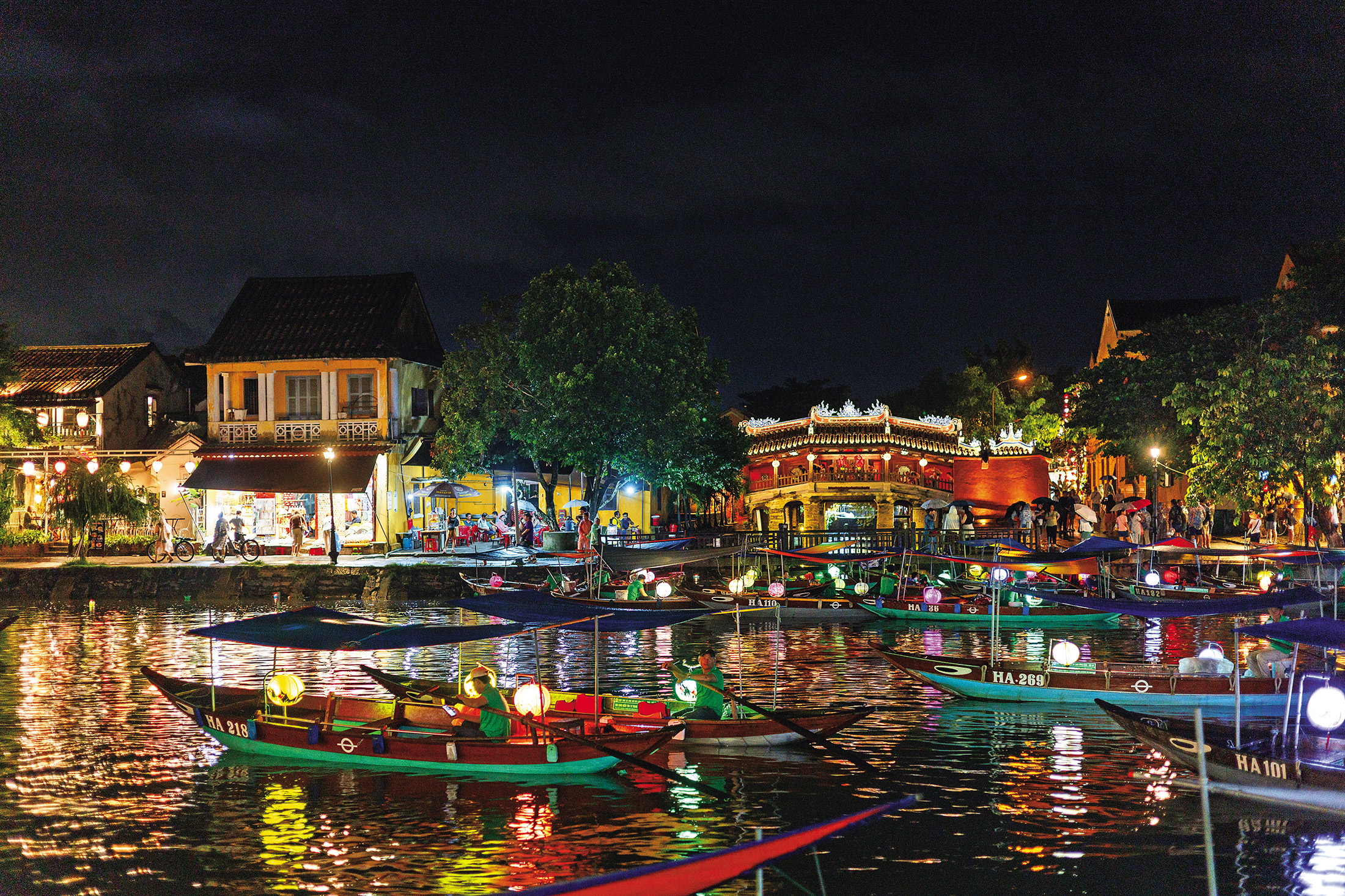 掛著燈籠的繽紛木船與懷河上漂浮的一盞盞水燈，成為會安入夜後最迷人的流動景致。