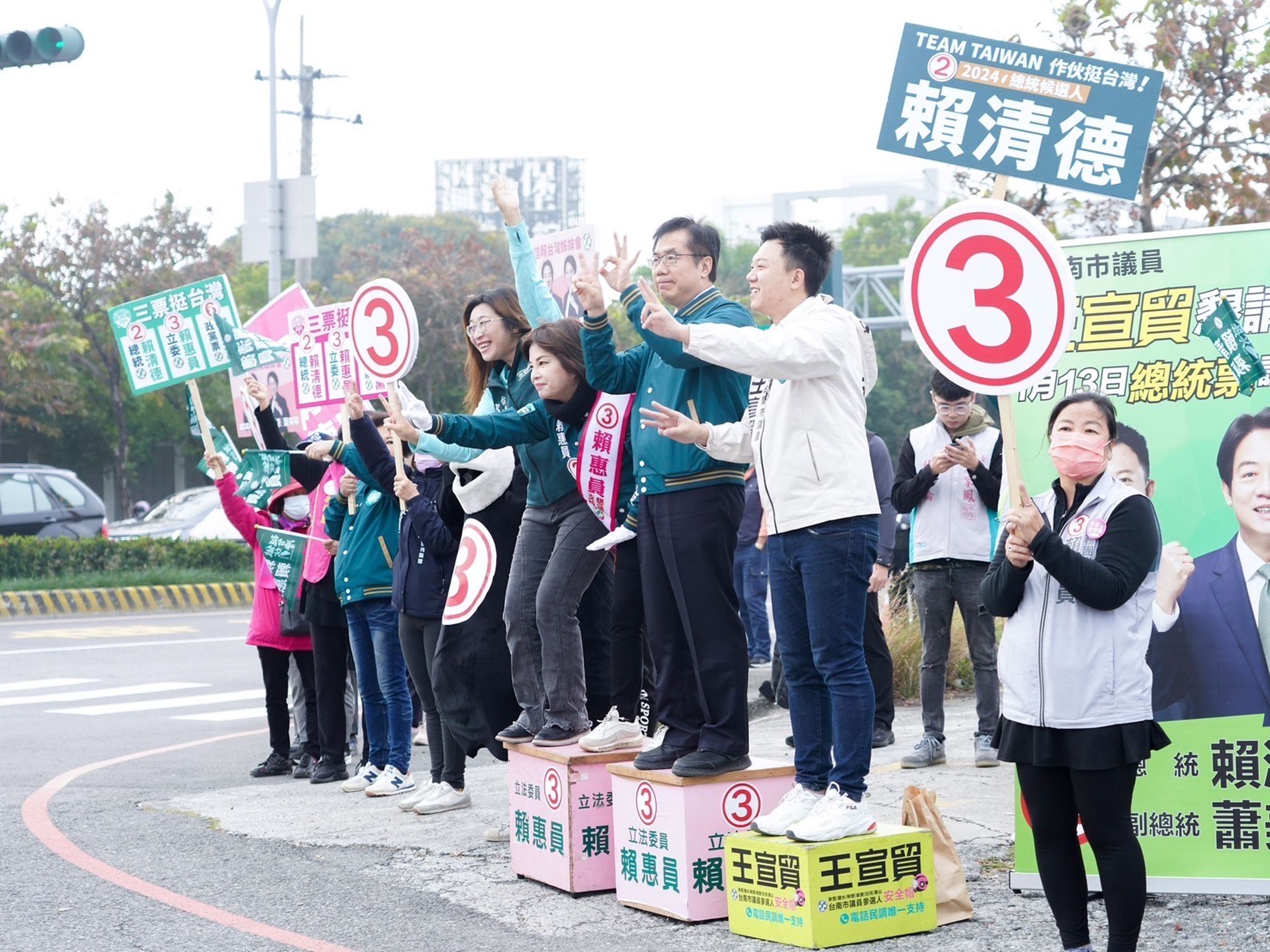 黃偉哲啟動輔選衝刺行程，合體賴惠員拜票。（翻攝畫面）