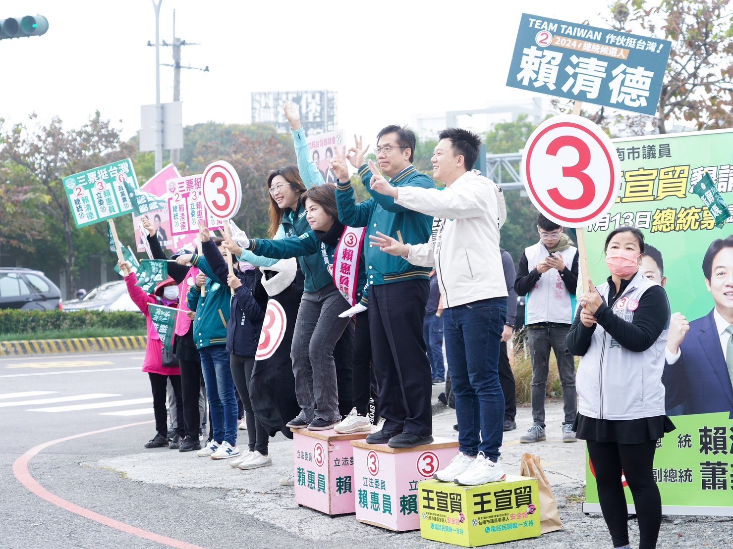 黃偉哲啟動輔選衝刺行程，合體賴惠員拜票。（翻攝畫面）
