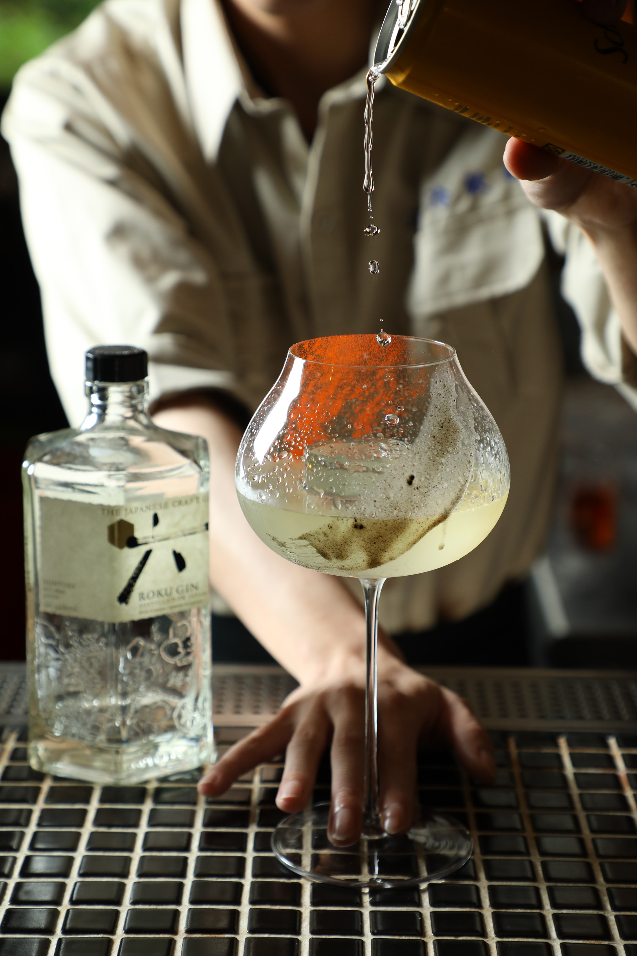西班牙式琴通寧「荷西時期」以透明番茄、琴酒、芝麻與煙燻紅椒粉等食材，訴說當時荷蘭人與西班牙人來台灣開啟的碰撞滋味。（380元／杯）